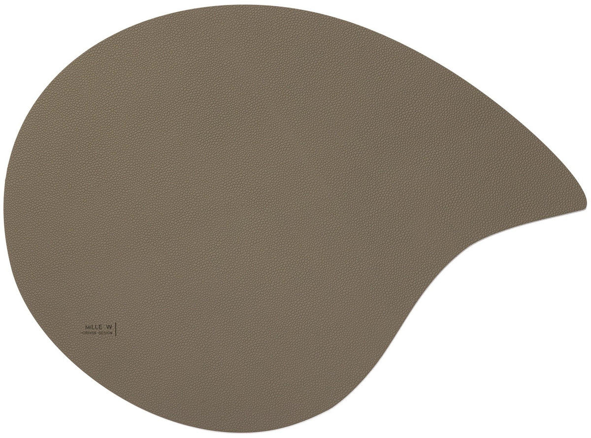Tischset in Tropfenform, Farbe Grau, Oberfläche aus recyceltem Leder mit lederähnlicher Struktur, Masse 44 x 35 cm, flach und rutschfest platziert.