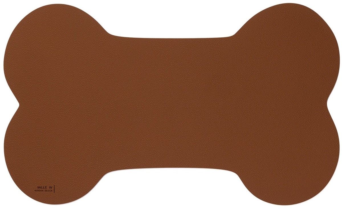 Flache braune Napfunterlage für Hunde, Grösse 50x30cm, Modell von MiLLE W NORDISK DESIGN aus der Alchemy Churchill Serie, Draufsicht.