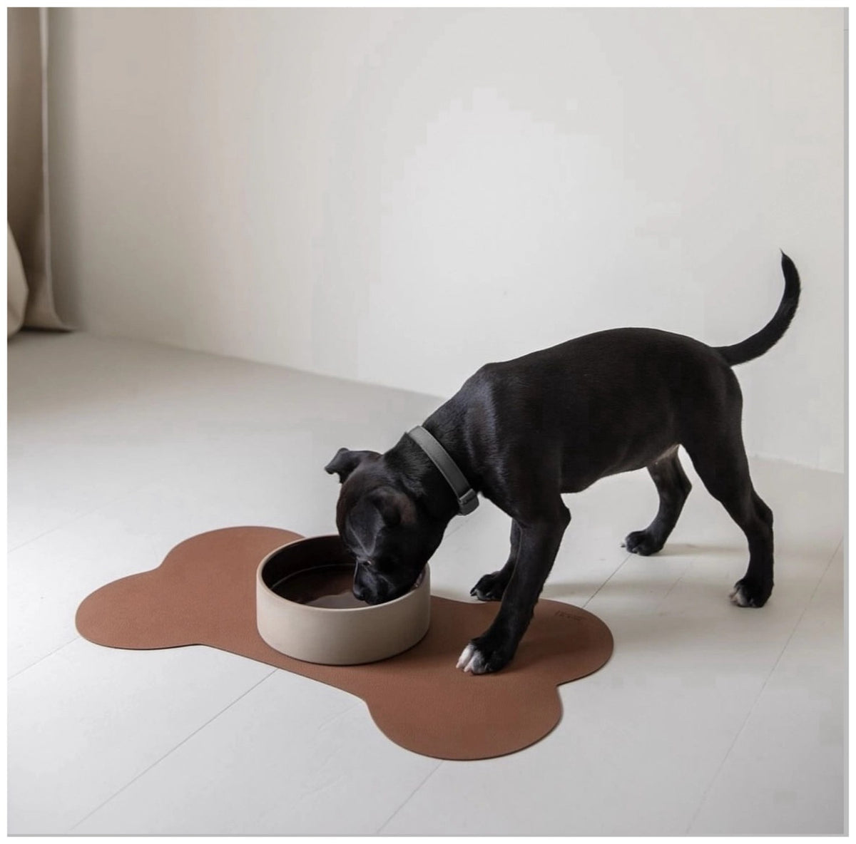 Braune Napfunterlage für Hunde der Grösse L, Masse 65x39cm, flache rechteckige Form, von MiLLE W NORDISK DESIGN.