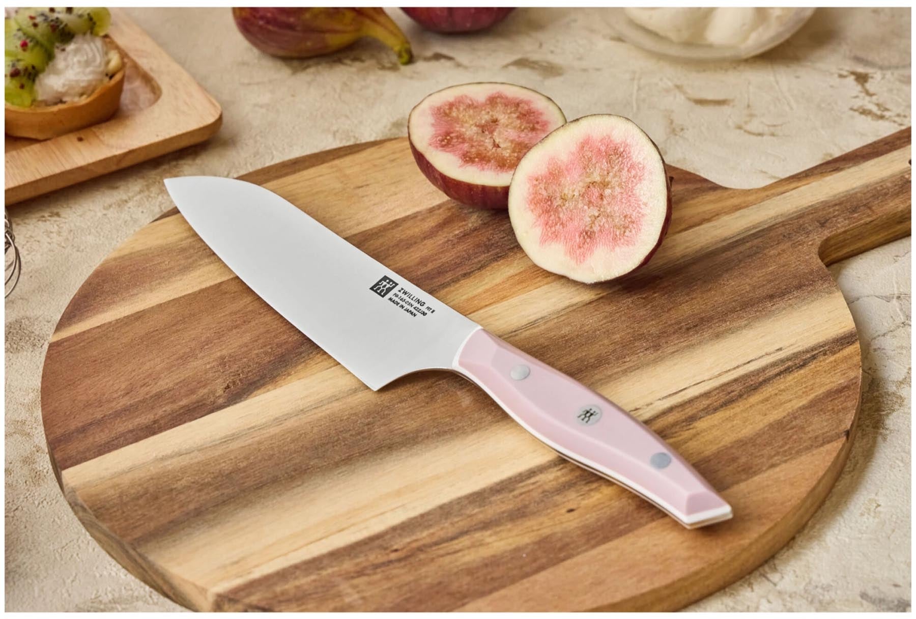 Elegantes Fit II Santokumesser von Zwilling, 16.5 cm, in leuchtendem Rot, ideal für präzises Schneiden in der modernen Küche.