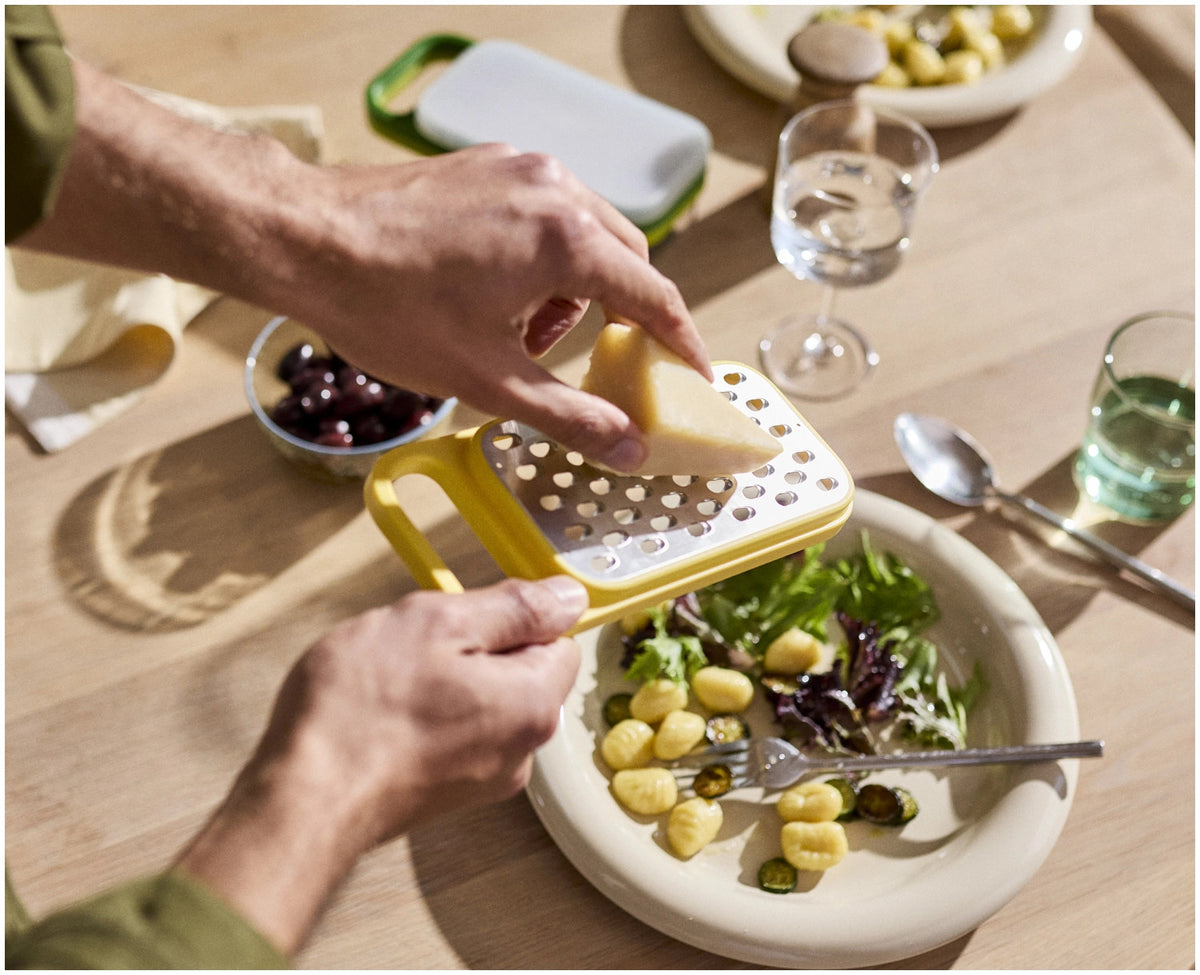 Multi-Grate & Store 3-in-1 Reibenset multi in Mehrfarbig präsentiert im Onlineshop von KAQTU Design AG. Reiben + Raffeln ist von Joseph Joseph