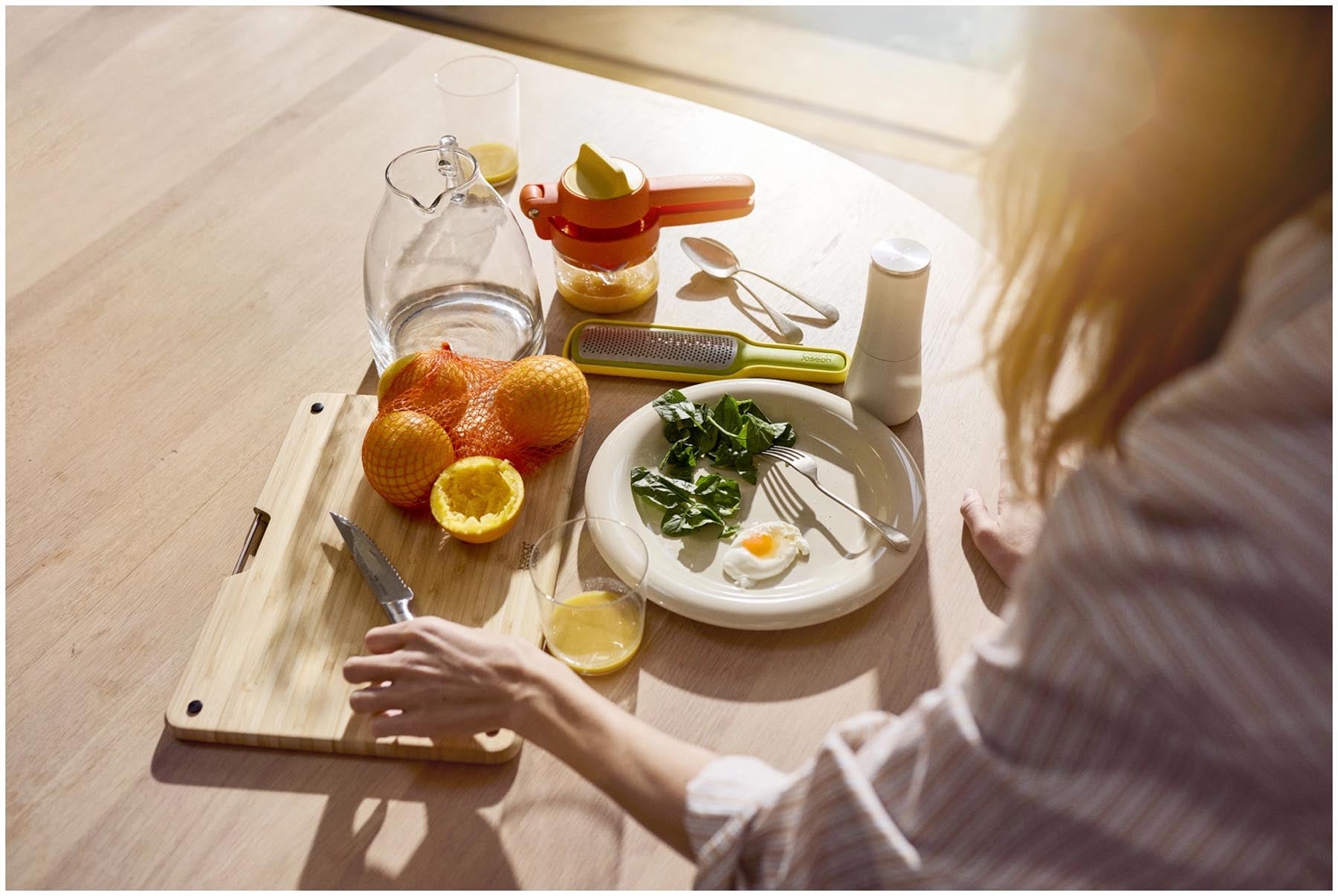 Die JuiceMax Plus Citrus Presse in leuchtendem Orange von Joseph Joseph, ideal zum Auspressen von Zitrusfrüchten, stilvoll und funktional.