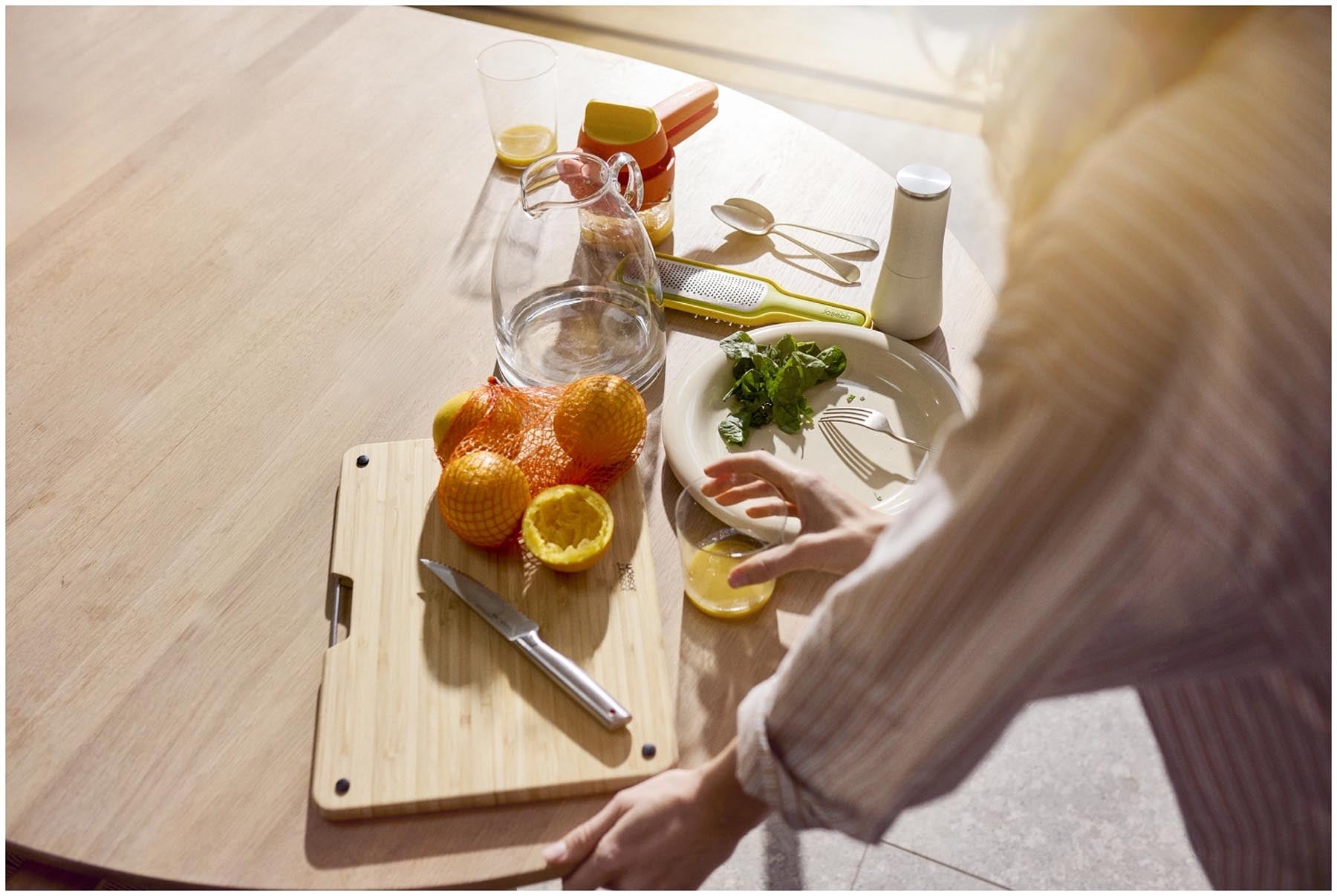 Die JuiceMax Plus Citrus Presse in strahlendem Orange von Joseph Joseph, perfekt für frischen Zitrussaft, elegant und praktisch im Design.