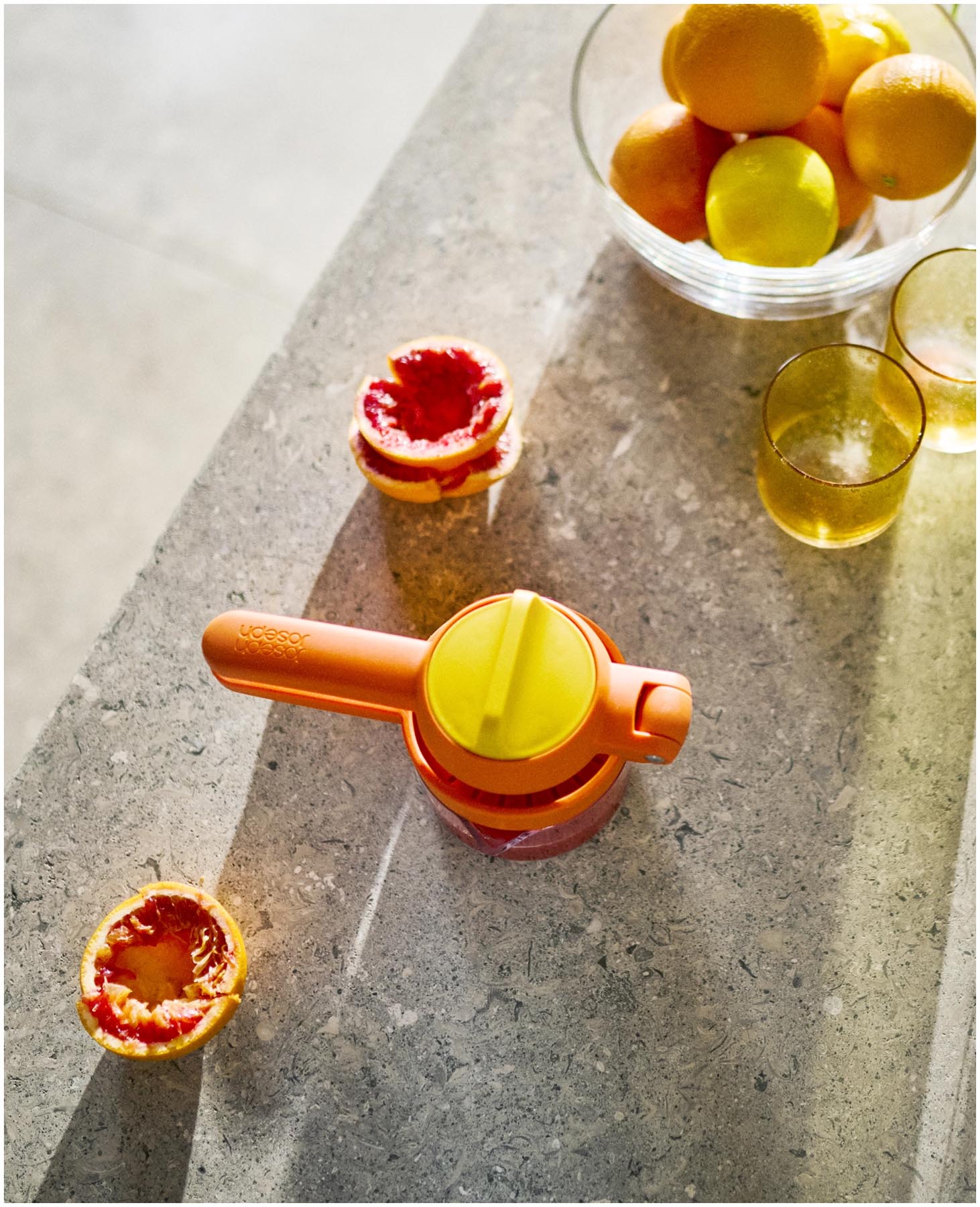 Die JuiceMax Plus Citrus Presse in strahlendem Orange von Joseph Joseph, perfekt für müheloses Auspressen von Zitrusfrüchten.