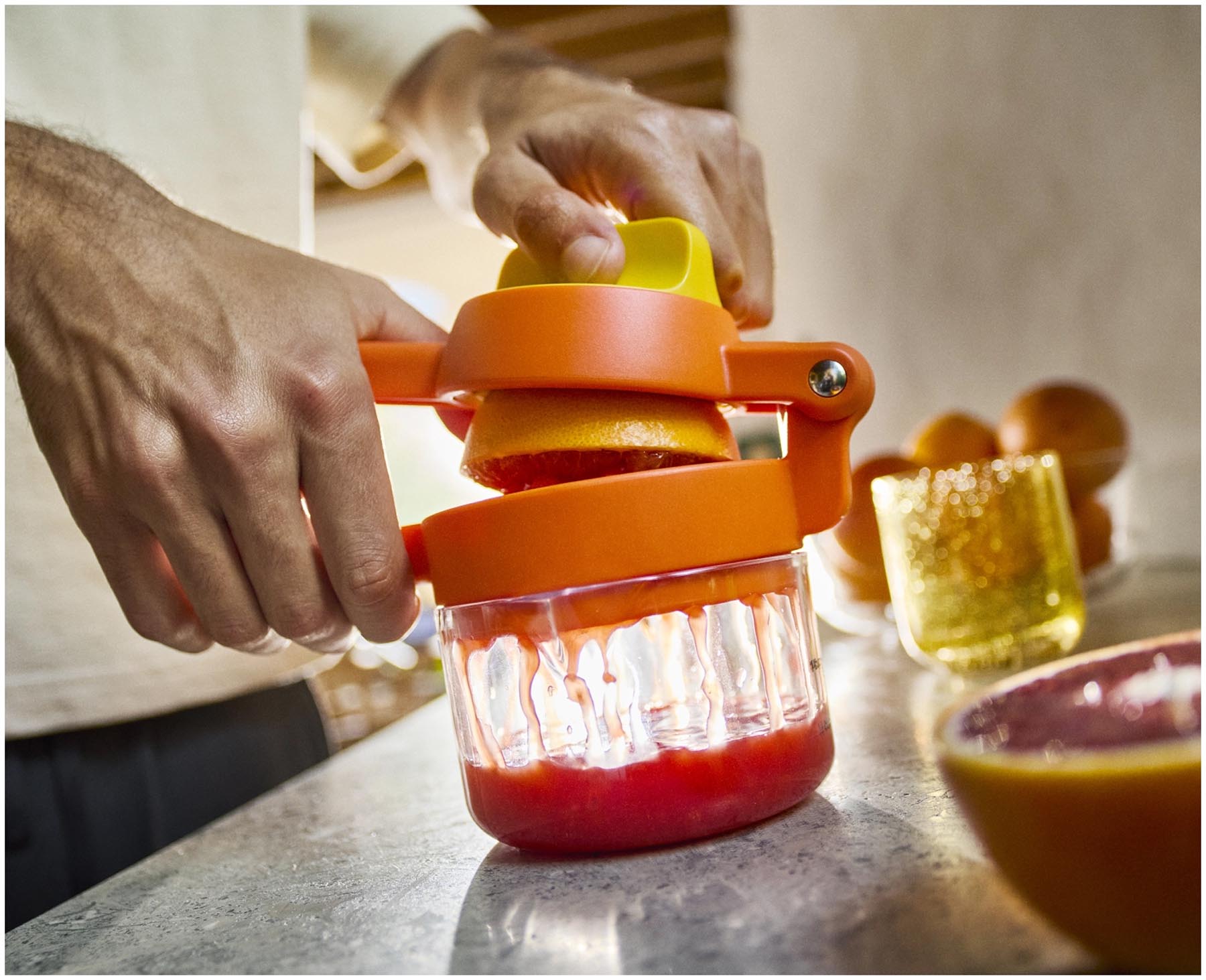 Die JuiceMax Plus Citrus Presse in strahlendem Orange von Joseph Joseph, perfekt für die Zubereitung von frisch gepresstem Zitrussaft.