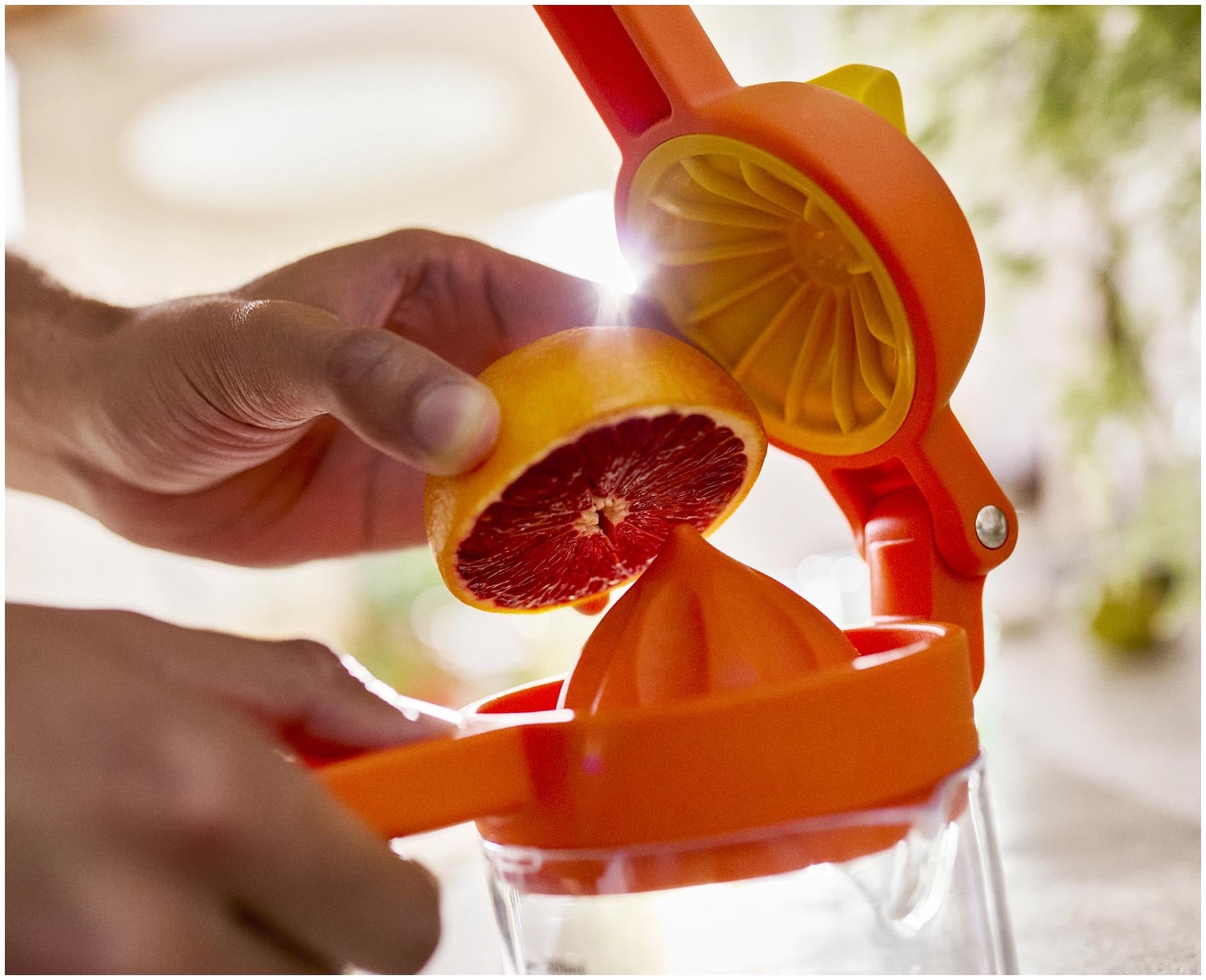 Die JuiceMax Plus Citrus Presse in leuchtendem Orange von Joseph Joseph, ideal für die einfache und effektive Saftgewinnung aus Zitrusfrüchten.