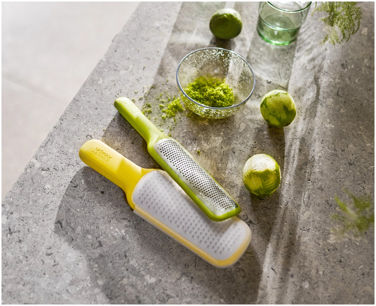 2er Set Nest Grate & Zest grün gelb in Gelb präsentiert im Onlineshop von KAQTU Design AG. Reiben + Raffeln ist von Joseph Joseph