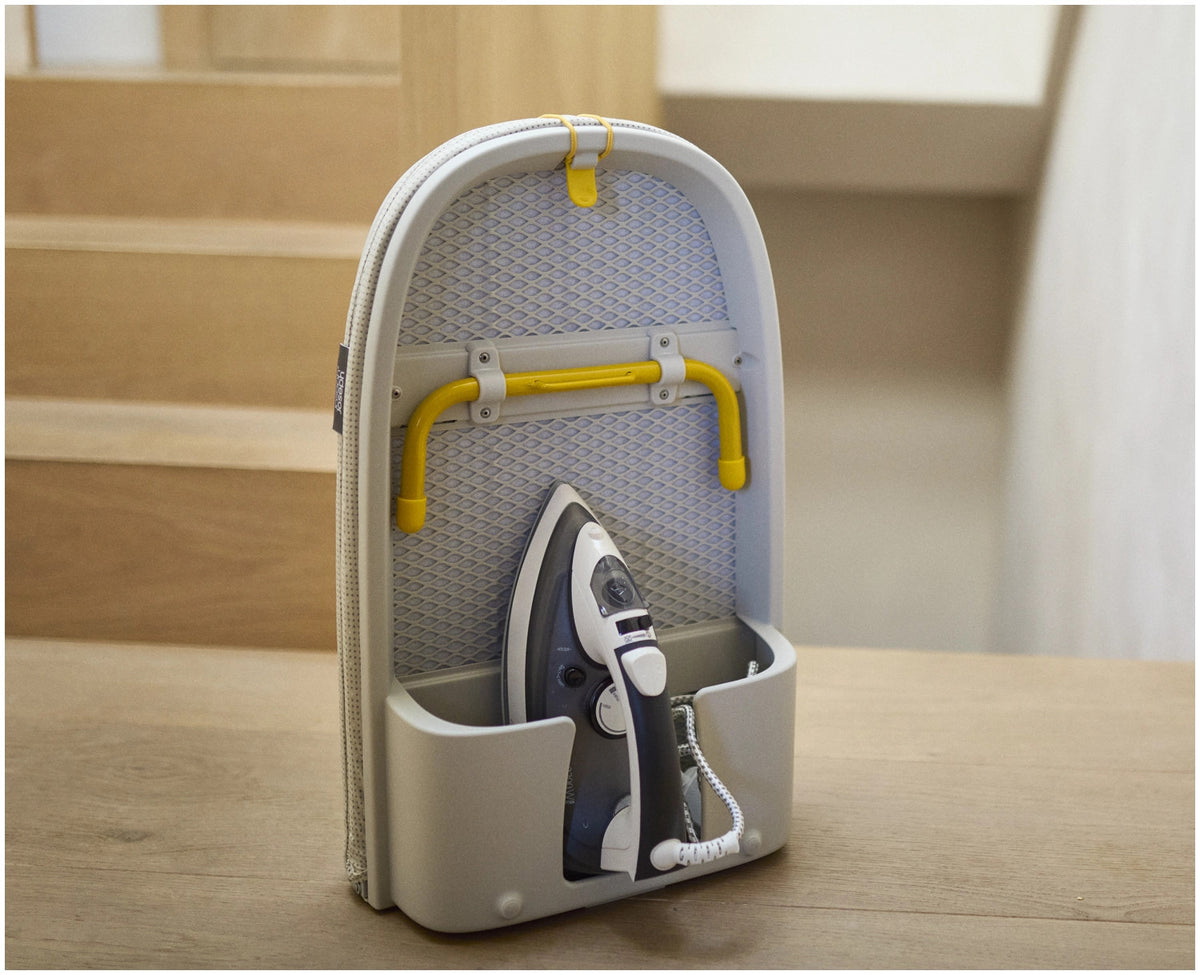 Pocket Max Bügelbrett ecru in Beige präsentiert im Onlineshop von KAQTU Design AG. Schneidbrett ist von Joseph Joseph