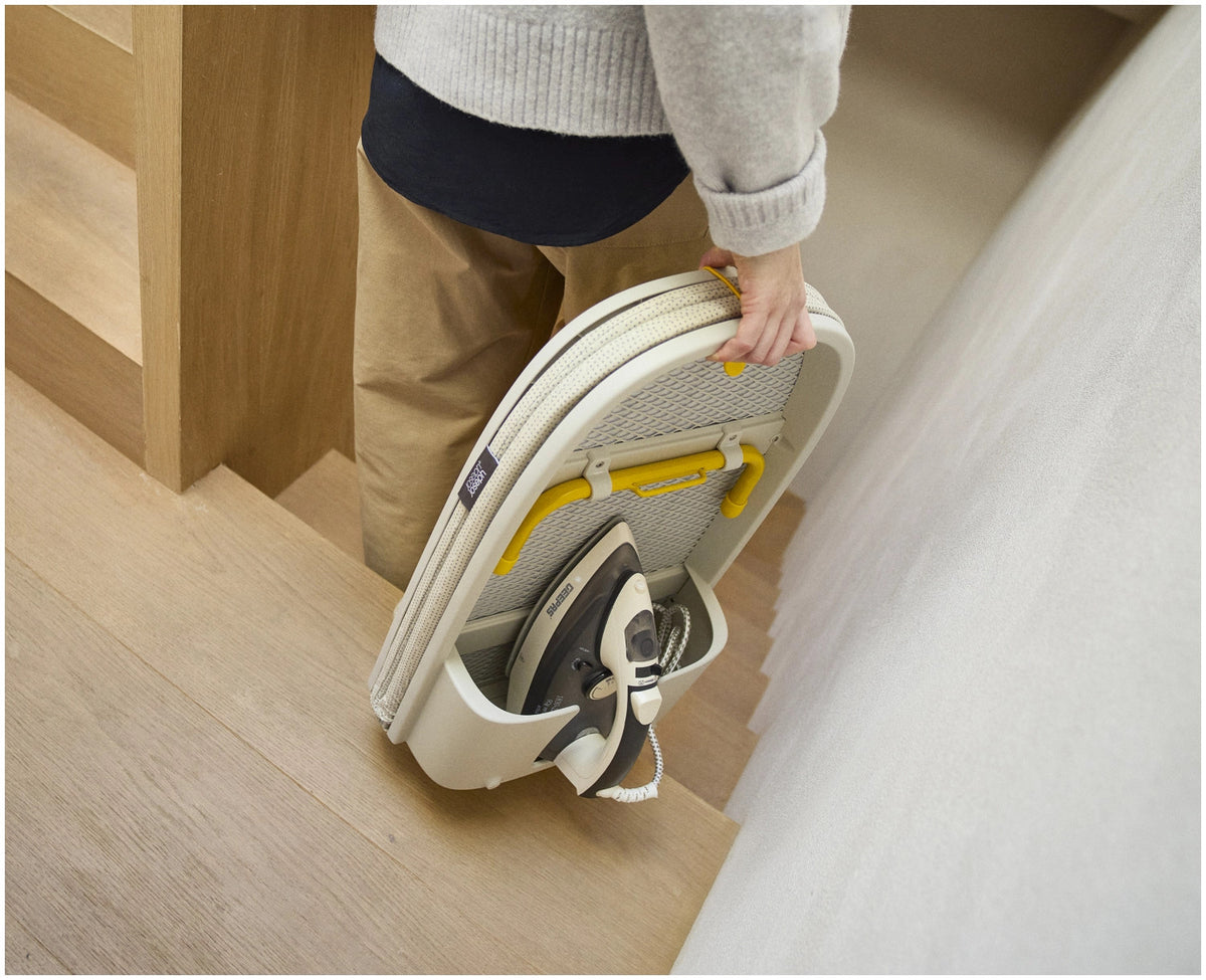 Pocket Max Bügelbrett ecru in Beige präsentiert im Onlineshop von KAQTU Design AG. Schneidbrett ist von Joseph Joseph