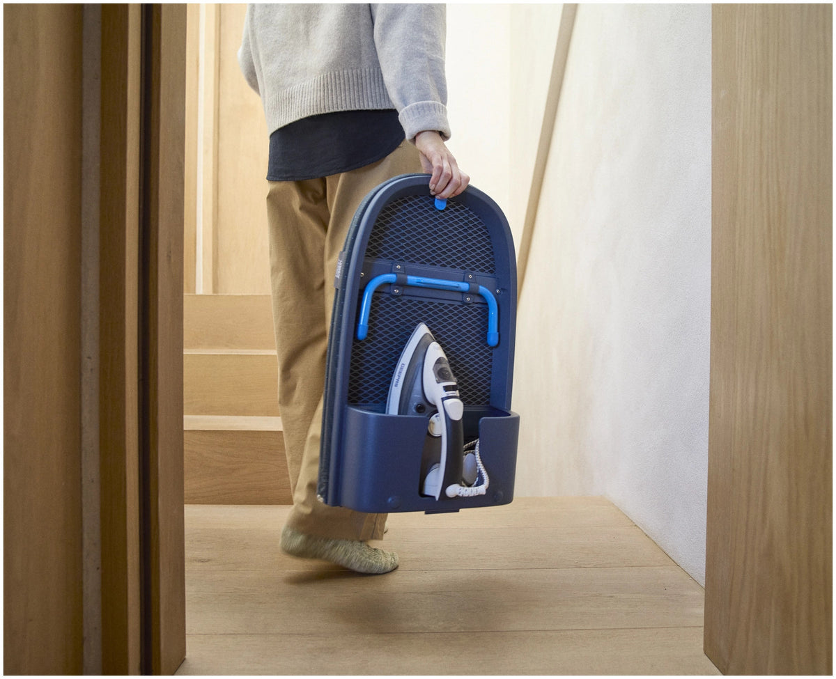 Pocket Max Plus Bügelbrett schwarz blau in Blau präsentiert im Onlineshop von KAQTU Design AG. Schneidbrett ist von Joseph Joseph