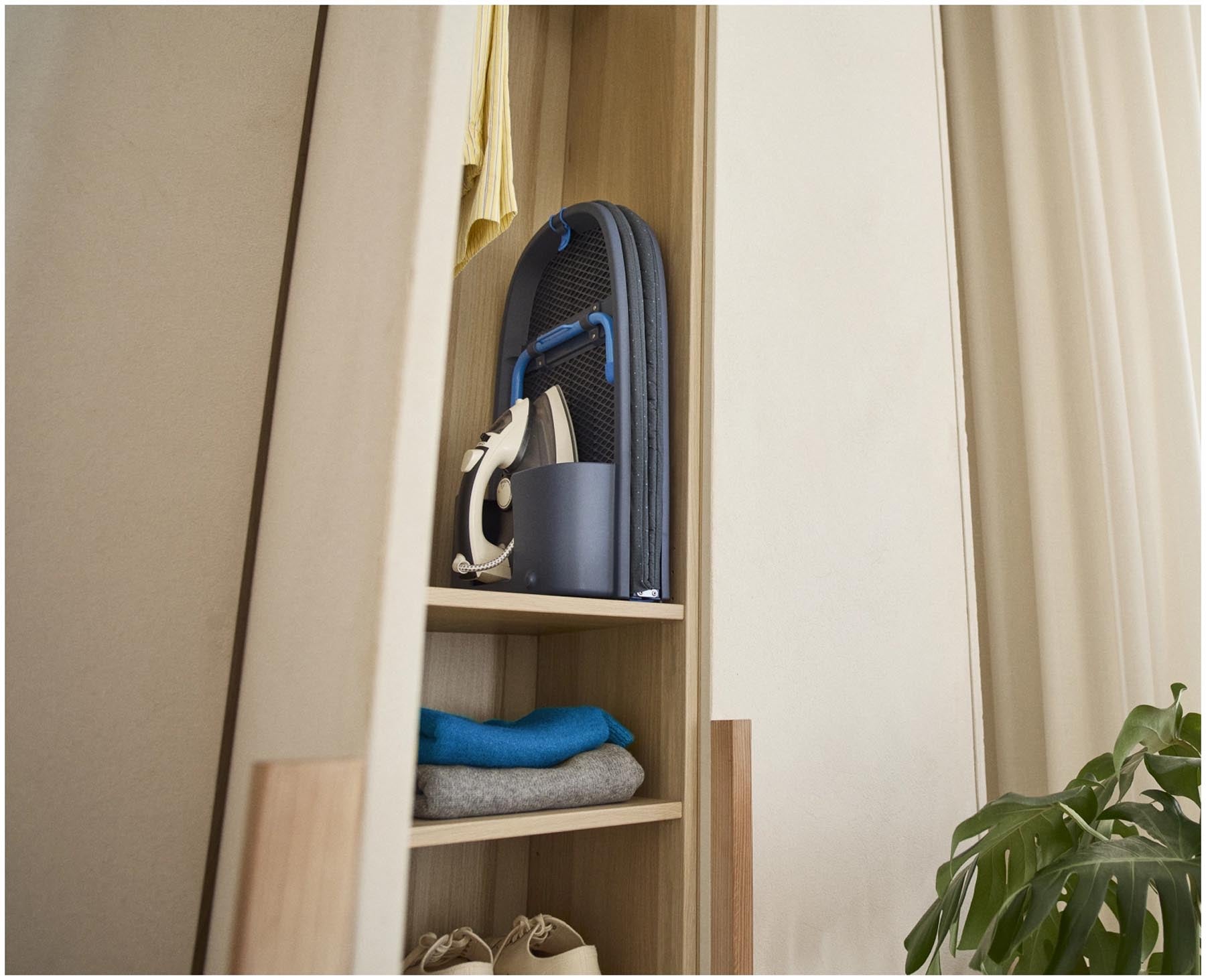 Pocket Max Plus Bügelbrett in elegantem Schwarz-Blau, ideal für effizientes Bügeln, präsentiert von Joseph Joseph.