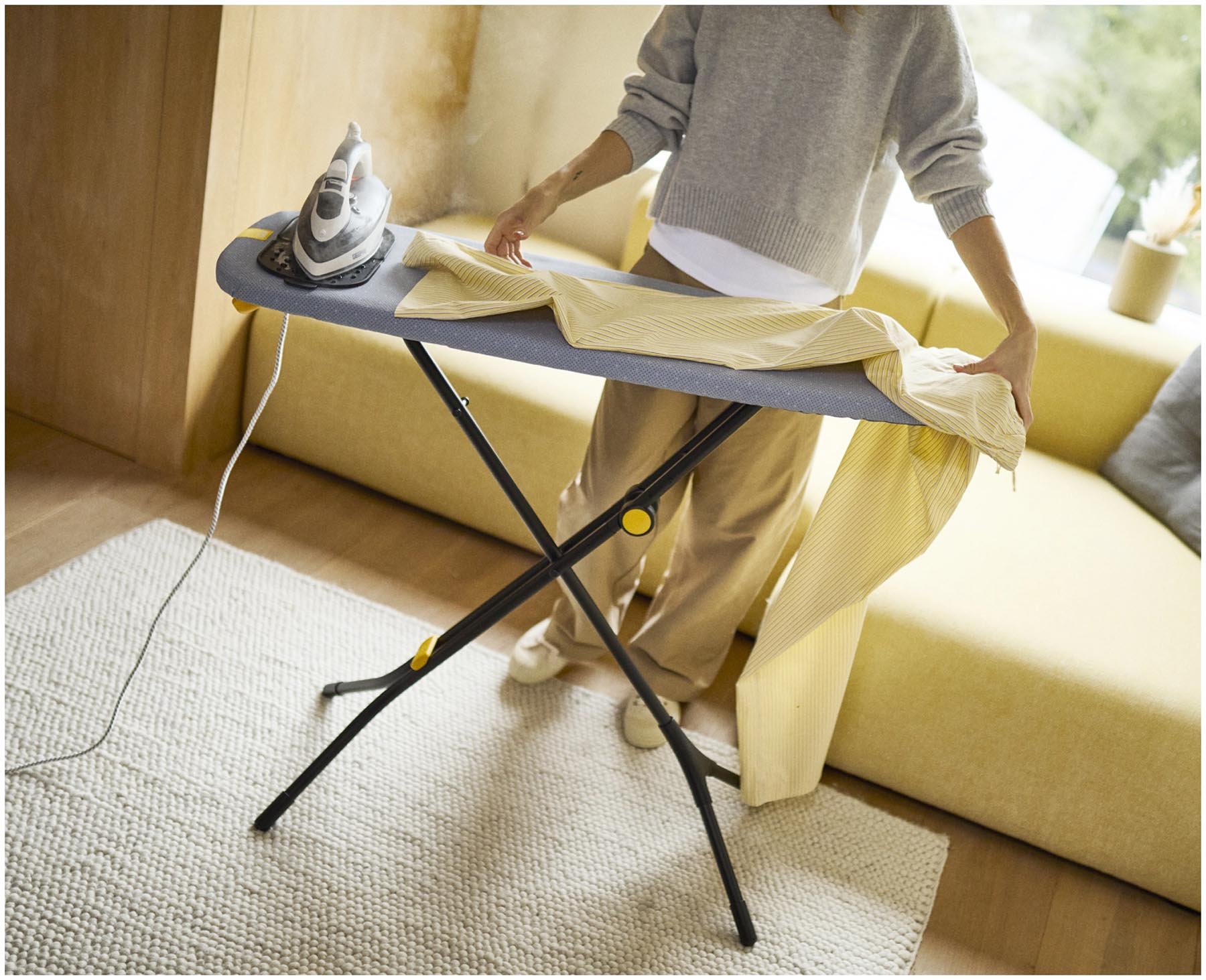 Stylisches und platzsparendes Glide Compact Bügelbrett in Grau und Gelb von Joseph Joseph, perfekt für schnelles Bügeln in beengten Wohnräumen.