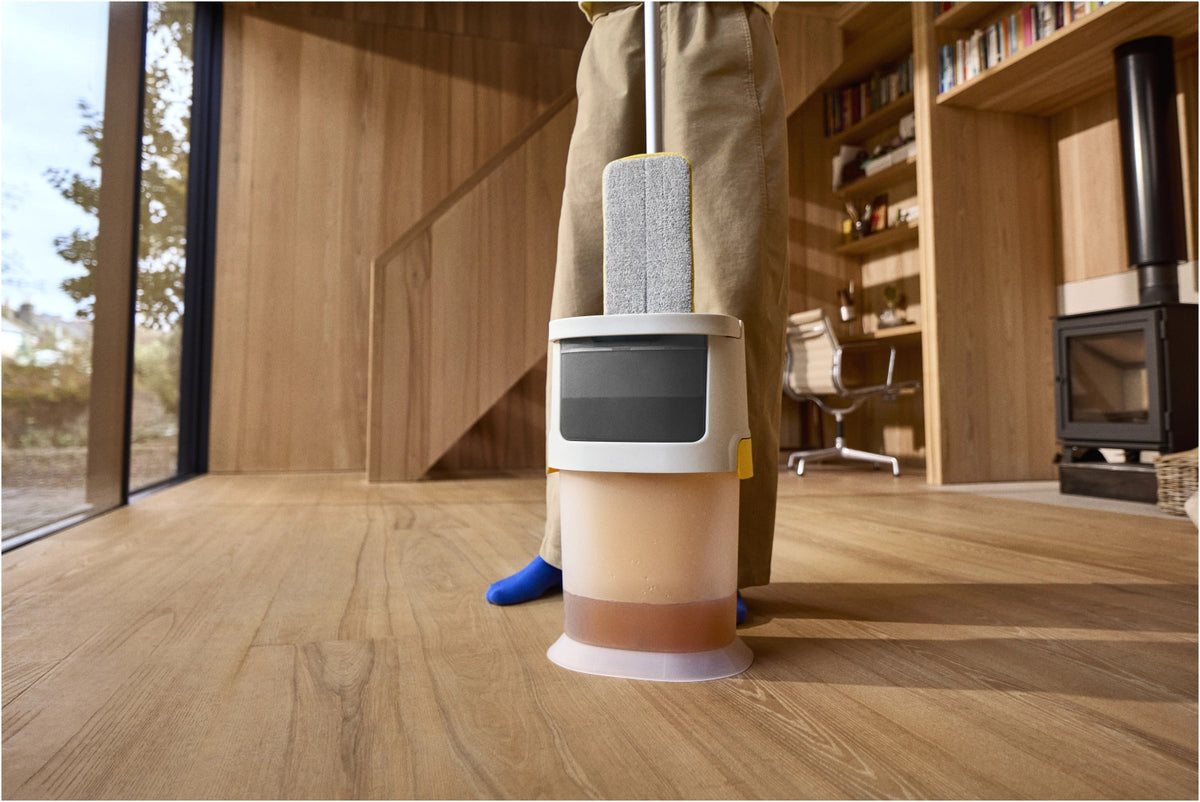 UltraClean Hartboden Reinigungssystem hellgrau in Grau präsentiert im Onlineshop von KAQTU Design AG. Reinigung & Wäsche ist von Joseph Joseph