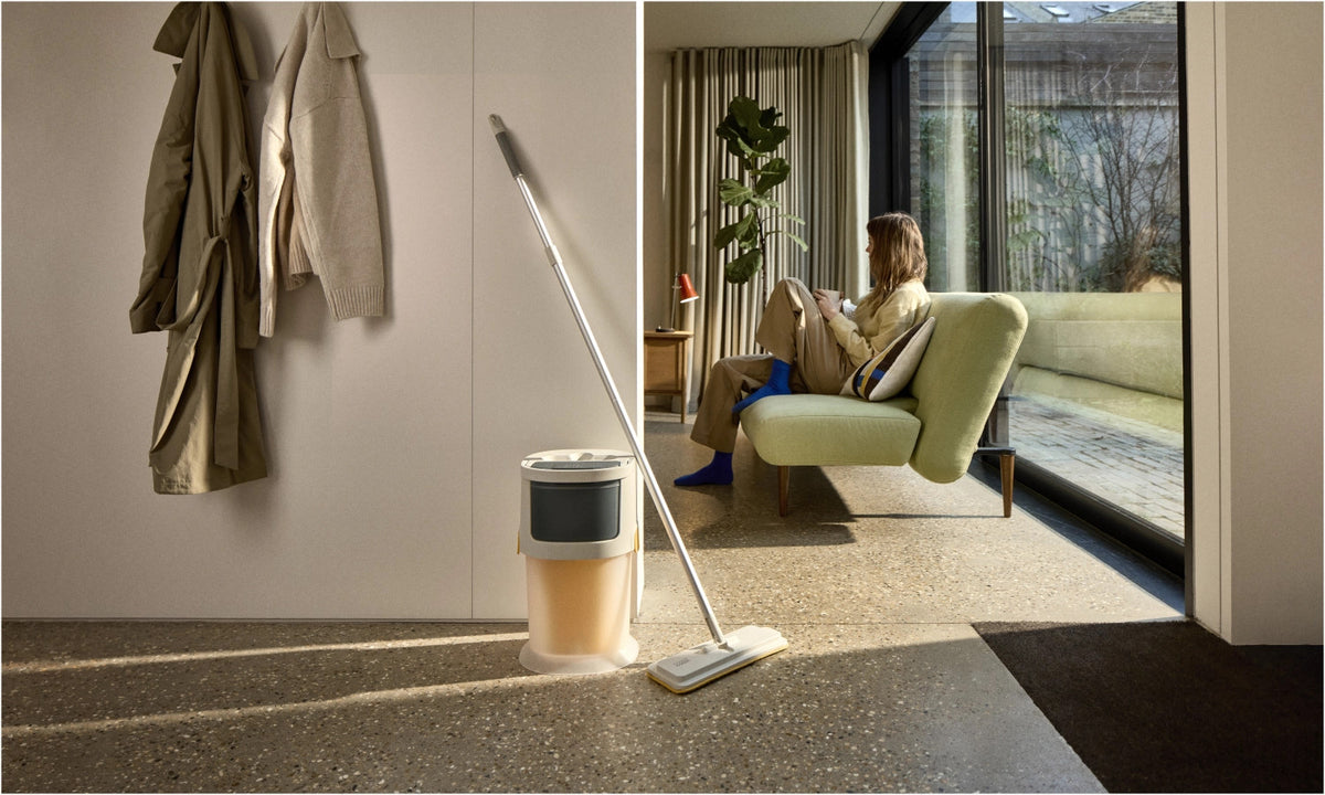 UltraClean Hartboden Reinigungssystem hellgrau in Grau präsentiert im Onlineshop von KAQTU Design AG. Reinigung & Wäsche ist von Joseph Joseph