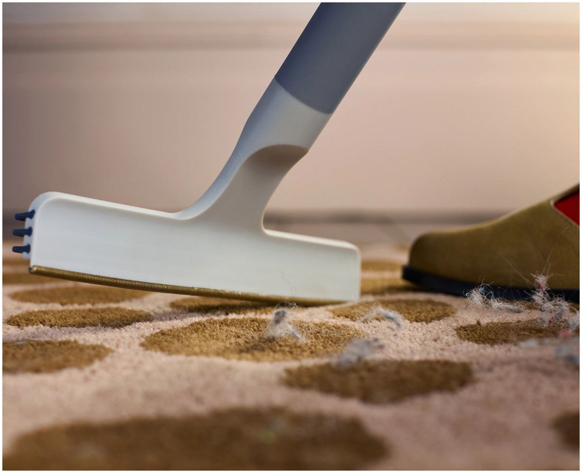 CleanTech 2-in-1 Teppich Reinigungsgadget hellgrau in Grau präsentiert im Onlineshop von KAQTU Design AG. Reinigung & Wäsche ist von Joseph Joseph