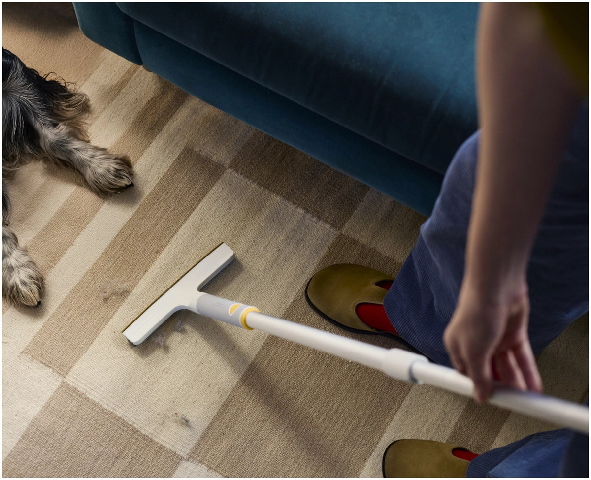CleanTech 2-in-1 Teppich Reinigungsgadget hellgrau in Grau präsentiert im Onlineshop von KAQTU Design AG. Reinigung & Wäsche ist von Joseph Joseph