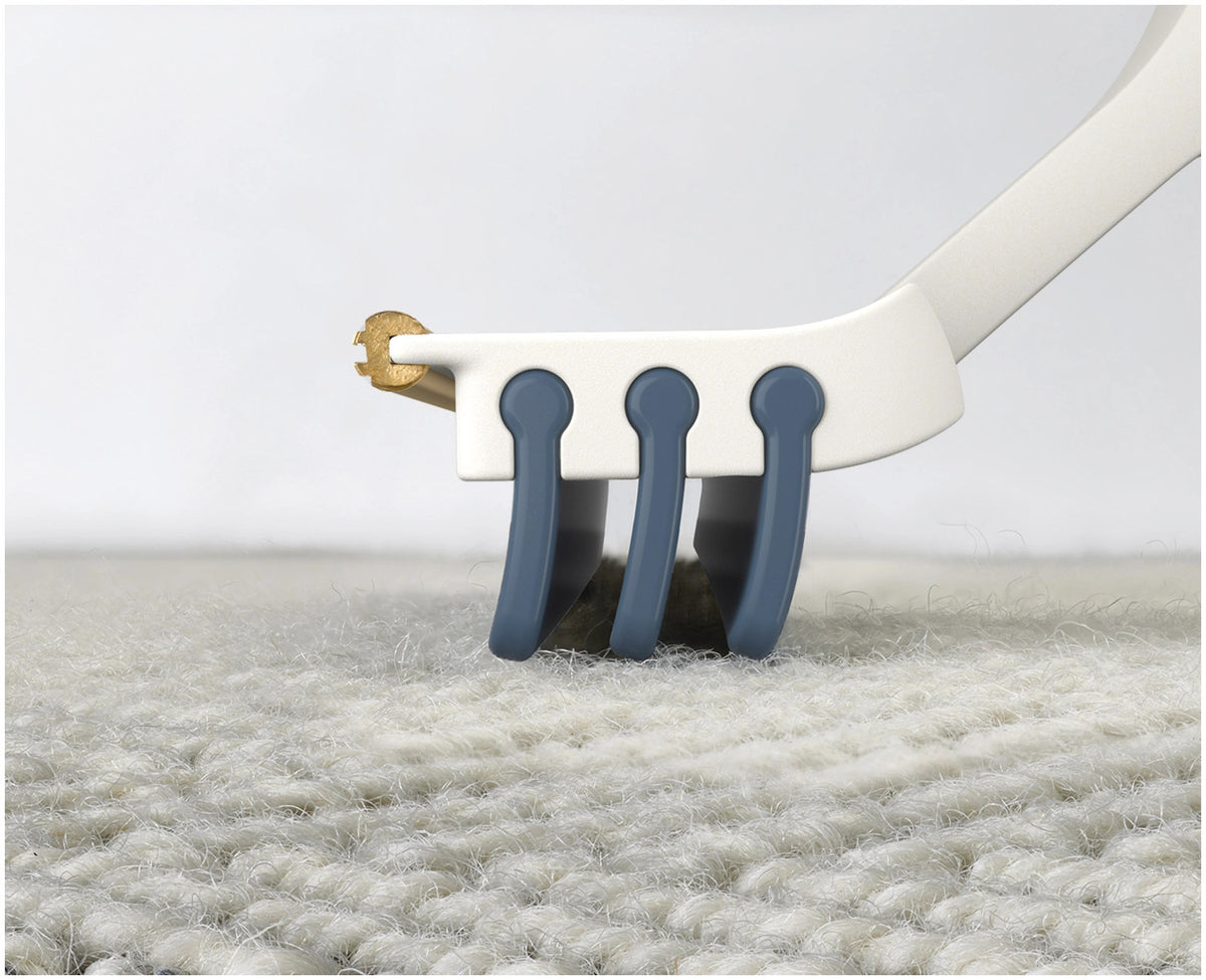 CleanTech 2-in-1 Teppich Reinigungsgadget hellgrau in Grau präsentiert im Onlineshop von KAQTU Design AG. Reinigung & Wäsche ist von Joseph Joseph
