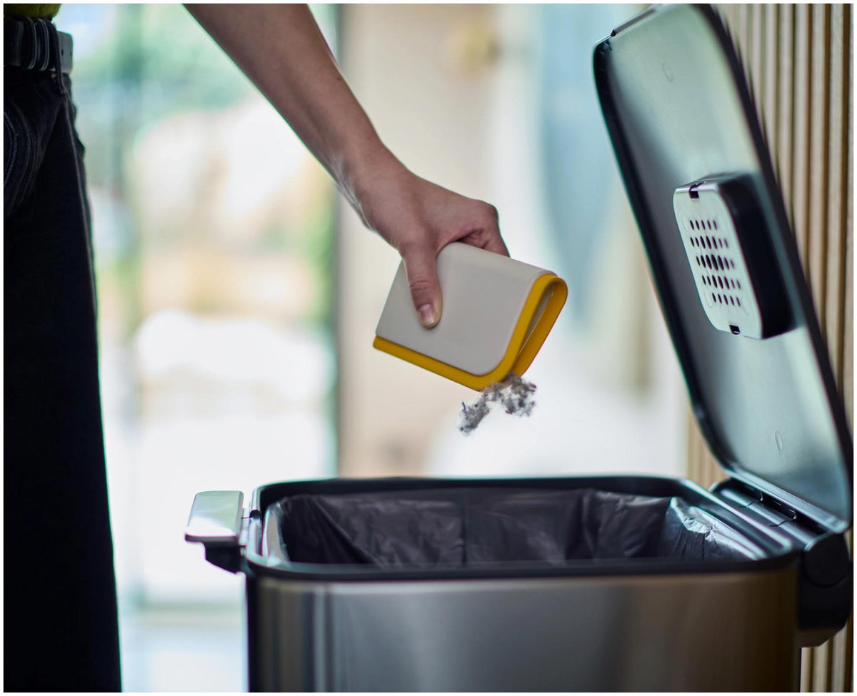 CleanTech 3-in-1 Tierhaare Reinigungsgadget hellgrau in Grau präsentiert im Onlineshop von KAQTU Design AG. Reinigung & Wäsche ist von Joseph Joseph
