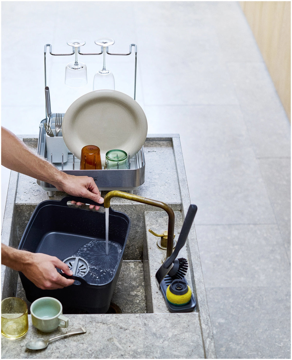 Extend Steel Plus Geschirrabtropfständer hellgrau in Grau präsentiert im Onlineshop von KAQTU Design AG. Abtropfgestell ist von Joseph Joseph