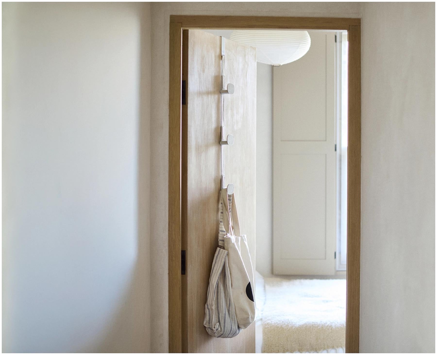 Eleganter Taschenhalter für den Türrahmen in zartem Ecru, ideal zur ordentlichen Aufbewahrung von Handtaschen und Accessoires.