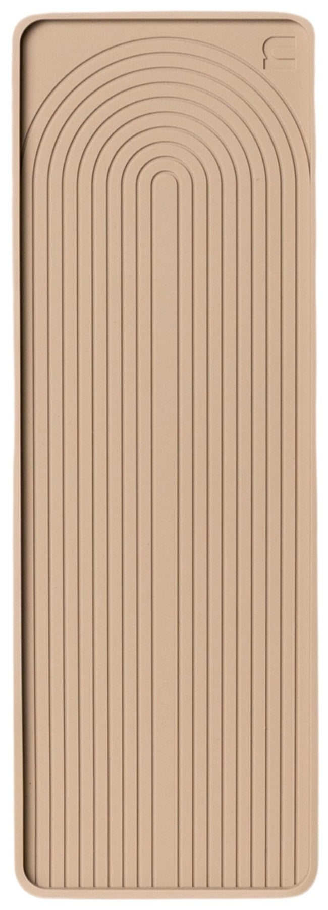 Beige Abtropfmatte aus Silikon, 28x10 cm, mit strukturierter Oberfläche und nordischem Bogenmuster, liegend auf einer Küchenarbeitsfläche.