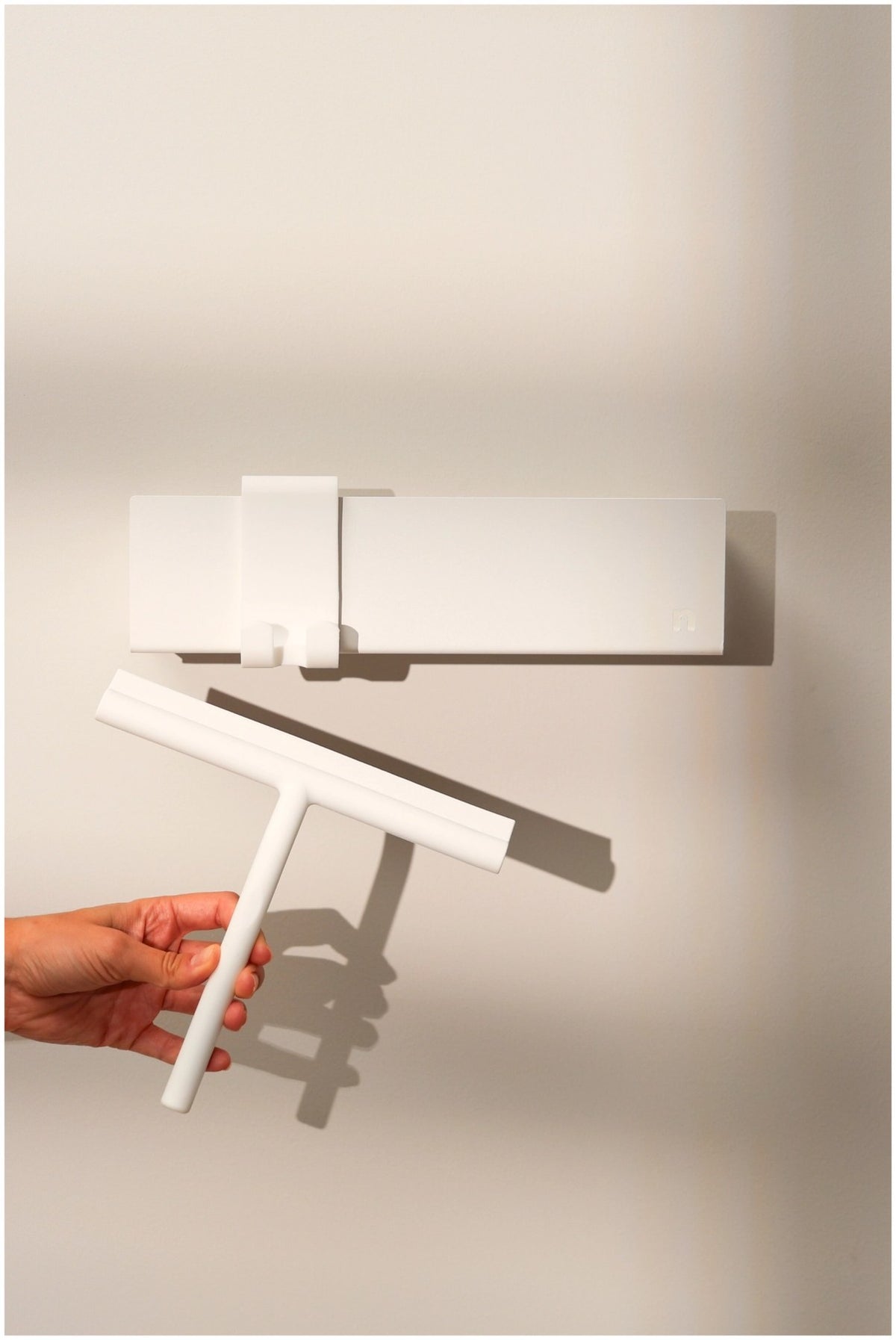 Weisse Duschablage aus pulverbeschichtetem Aluminium mit integrierter Ablaufrinne, rechteckige Form, Grösse 30 x 8.5 x 8 cm.