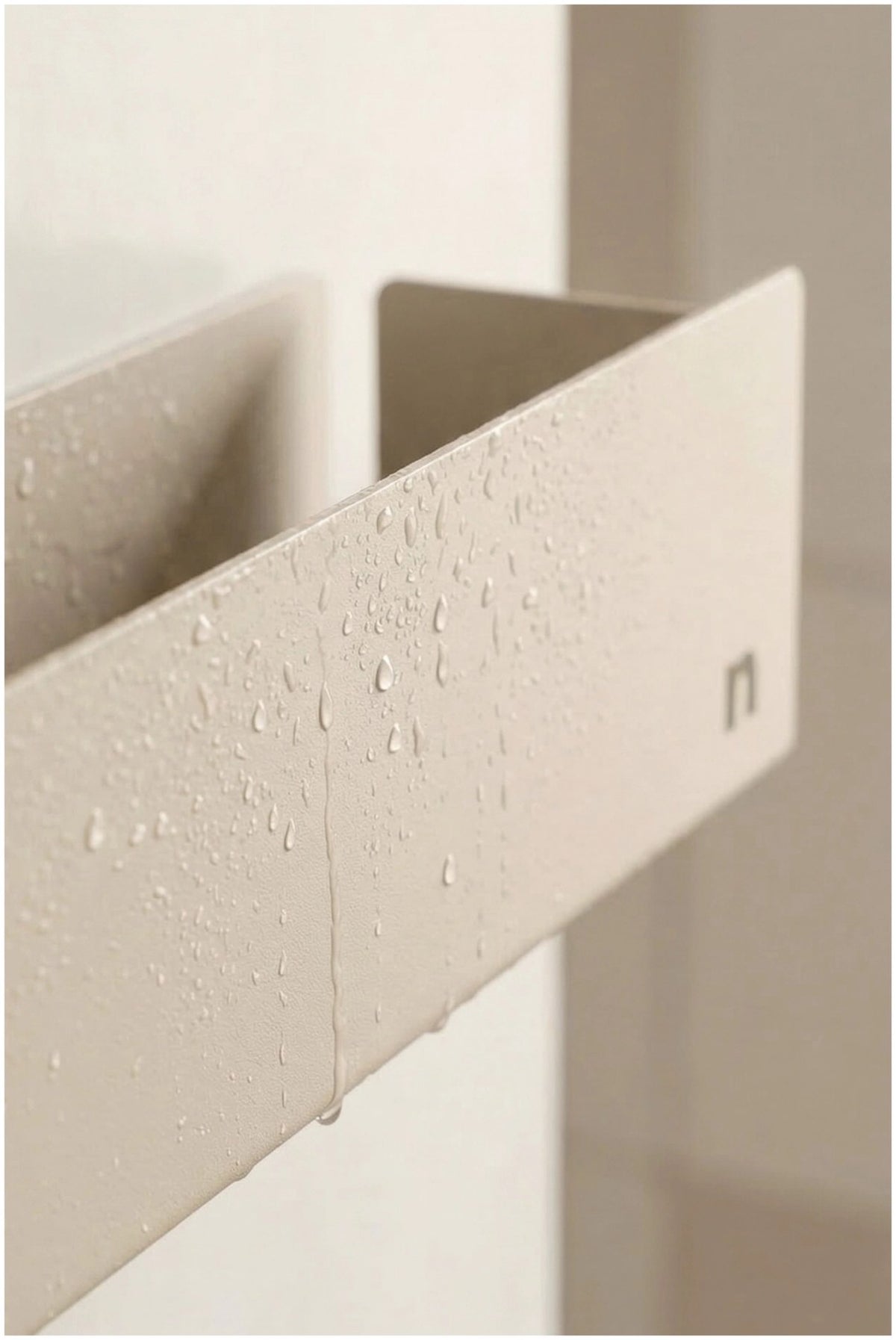 Beige Duschablage aus Aluminium mit pulverbeschichteter Oberfläche und integrierter Ablaufrinne, montiert an einer Duschkabinenwand.