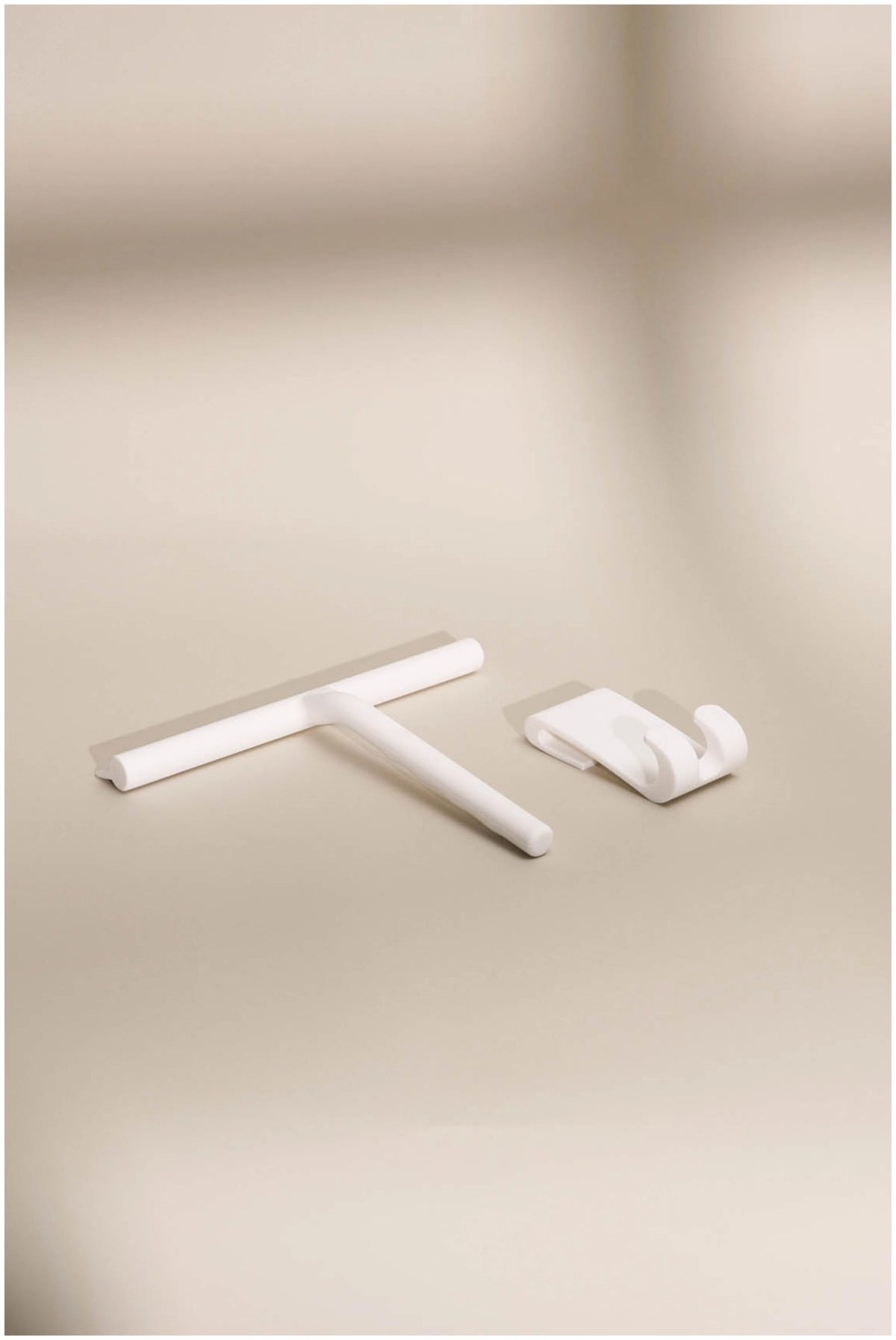 Weisser Duschabzieher aus Silikon mit rutschfestem Griff und flexibler Silikonlippe, Masse 20 x 20 x 2 cm, Hersteller Nordesign.