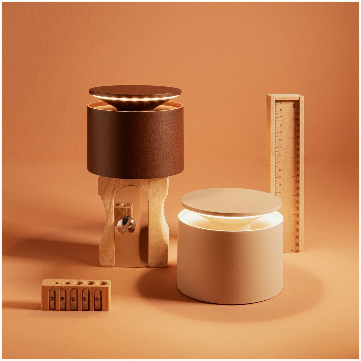 Weisse Push-Up Tischlampe von Zafferano, rundes Design mit Sockel und beweglichem Lampenkopf, kabellos und akkubetrieben.