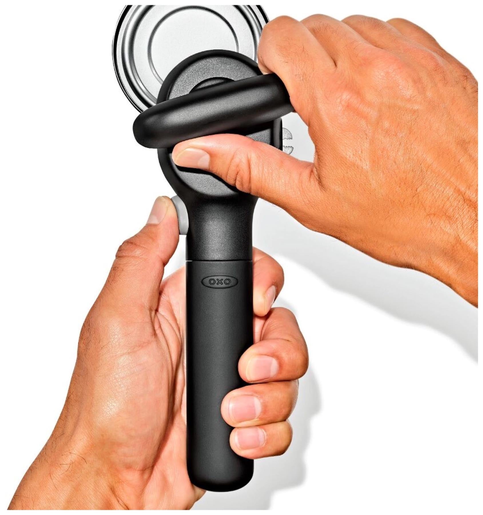 Praktischer Dosenöffner Soft Edge von OXO in stilvollem Schwarz, ideal für müheloses Öffnen von Dosen mit einem ergonomischen Design.