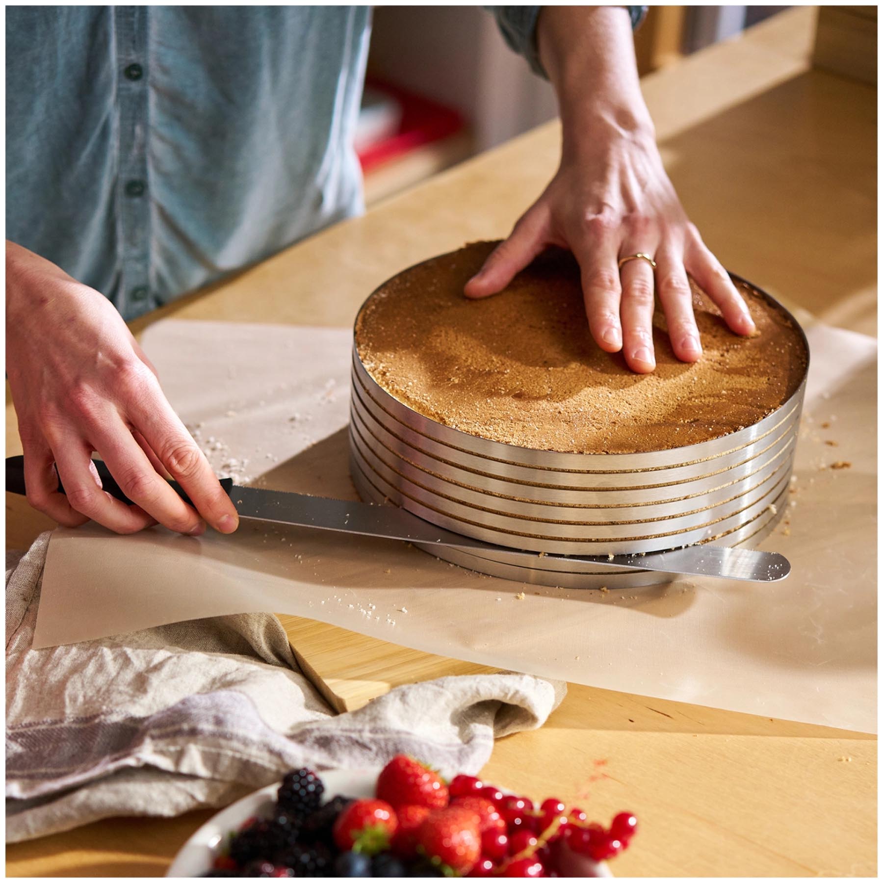 Innovative Schneidhilfe für Tortenböden von Westmark, sorgt für präzise und gleichmäßige Schnitte beim Backen von Torten.