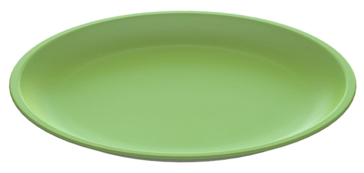 Grüner runder Teller aus Biopolymer-Material, Durchmesser 24 cm, Hersteller MAGU, freigestellt auf hellem Hintergrund fotografiert.