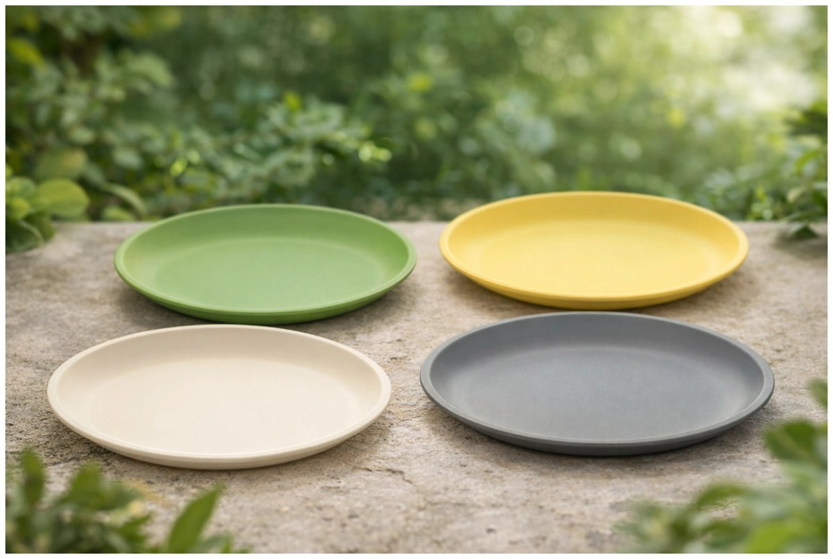 Grüner runder Teller aus Biopolymer-Material, Durchmesser 24 cm, Hersteller MAGU, freigestellt auf hellem Hintergrund fotografiert.