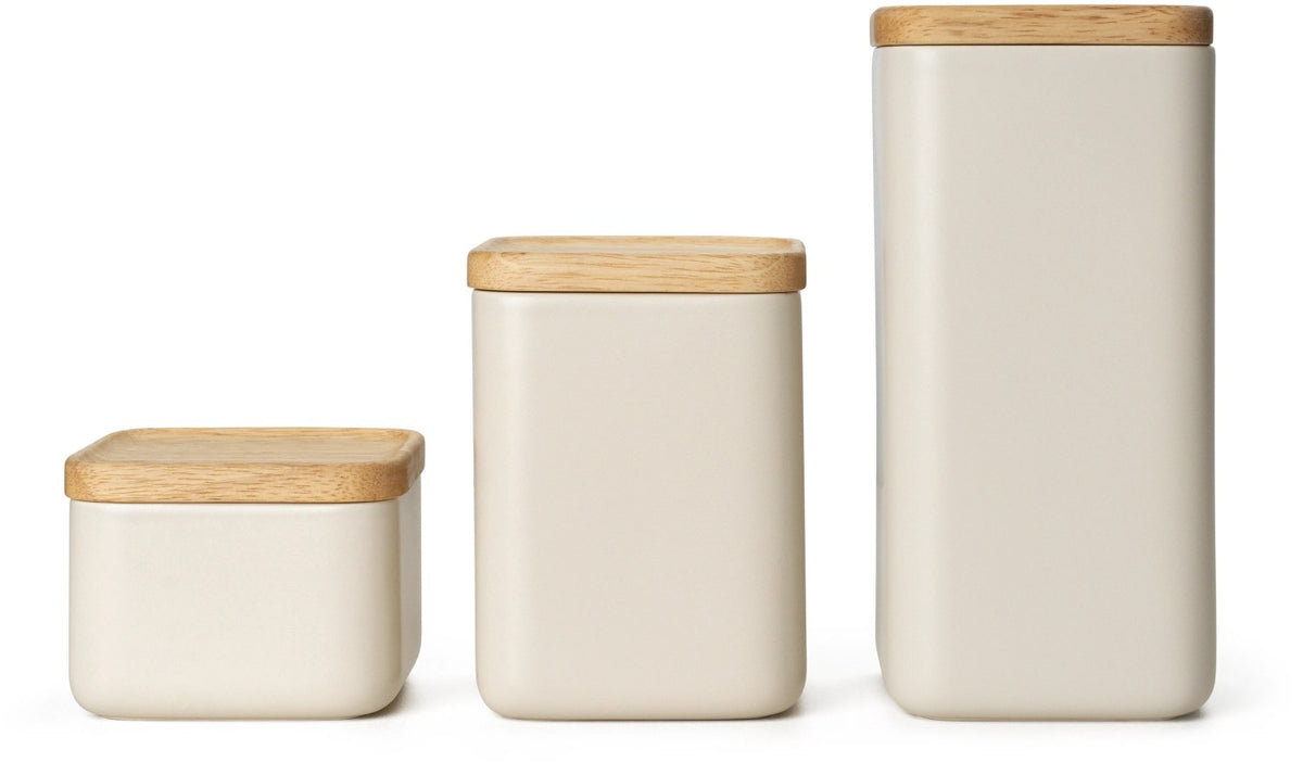 Beige Keramik Vorratsdose mit hellem Holzdeckel und Silikonring, quadratische Form mit abgerundeten Ecken, Grösse 10.5x10.5x8cm.