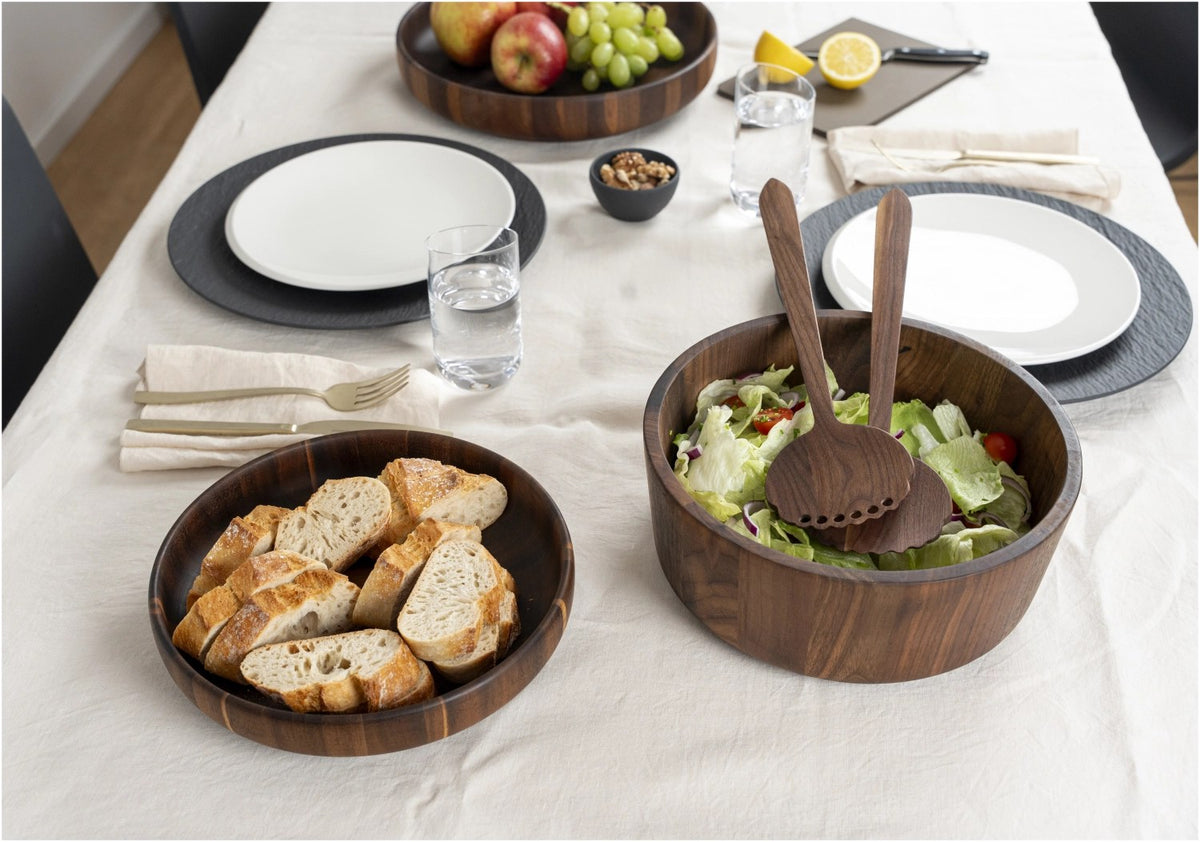 Salatbesteck aus Walnussholz in Braun mit langen Griffen und grosser Laffe, Länge 32.5cm, von Continenta, seidig geöltes Finish.