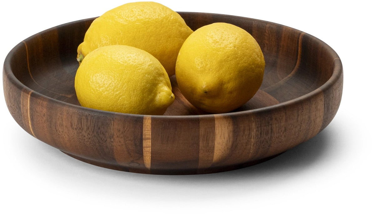 Braune Schale aus Akazienholz, 25 cm Durchmesser und 5.5 cm hoch, mit geschwungenen Seitenwänden und schmalem Fuss.