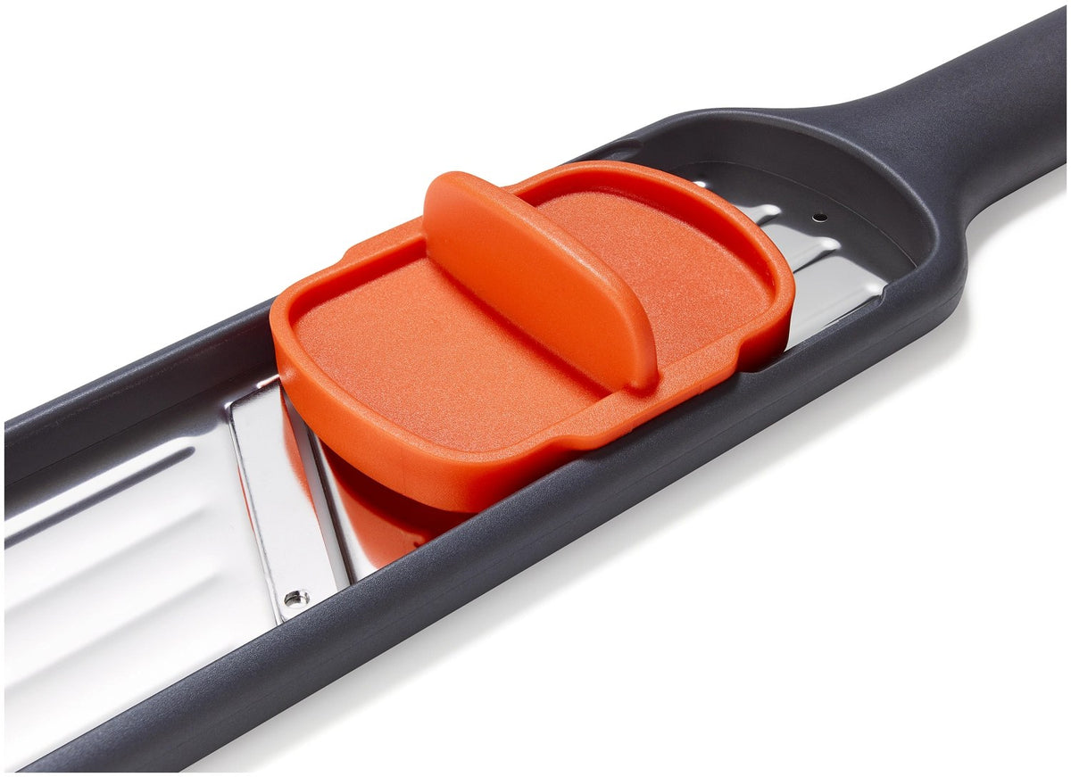 Graues Joseph Joseph Nest Slice & Zest Set aus Mini-Mandoline und Zestenreibe mit Stachelhalter und Schutzhülle, kompakt zusammengeklipst