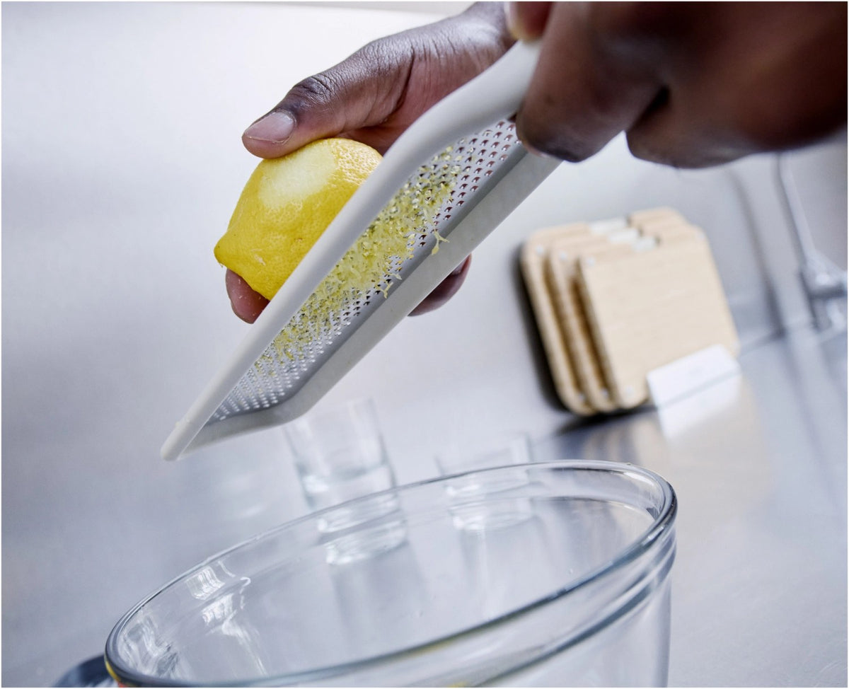 Graues Joseph Joseph Nest Slice & Zest Set aus Mini-Mandoline und Zestenreibe mit Stachelhalter und Schutzhülle, kompakt zusammengeklipst