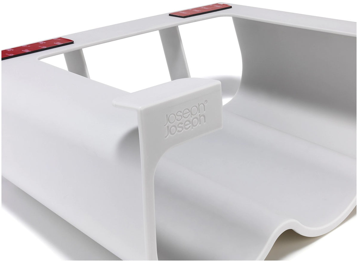 Graue Küchenhalterung CupboardStore von Joseph Joseph, montiert unter einem Regal, mit Platz für drei Flaschen oder Becher aus Kunststoff.