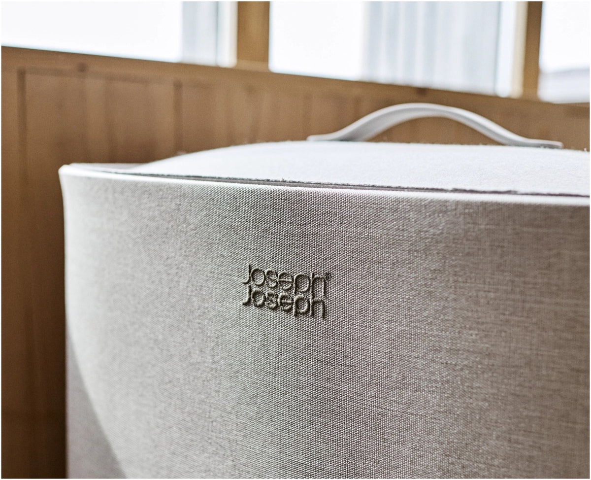 Beiger Wäschekorb Tota One 60l von Joseph Joseph mit abnehmbarem Filzdeckel, schlanker rechteckiger Form und herausnehmbarer Tragetasche.