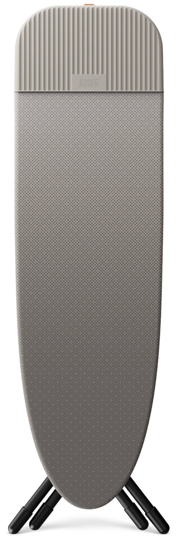 Beiges Bügelbrett Glide 2 von Joseph Joseph mit Baumwollbezug, Metallgestell und klappbaren Beinen, aufgestellt in Wohnraumumgebung