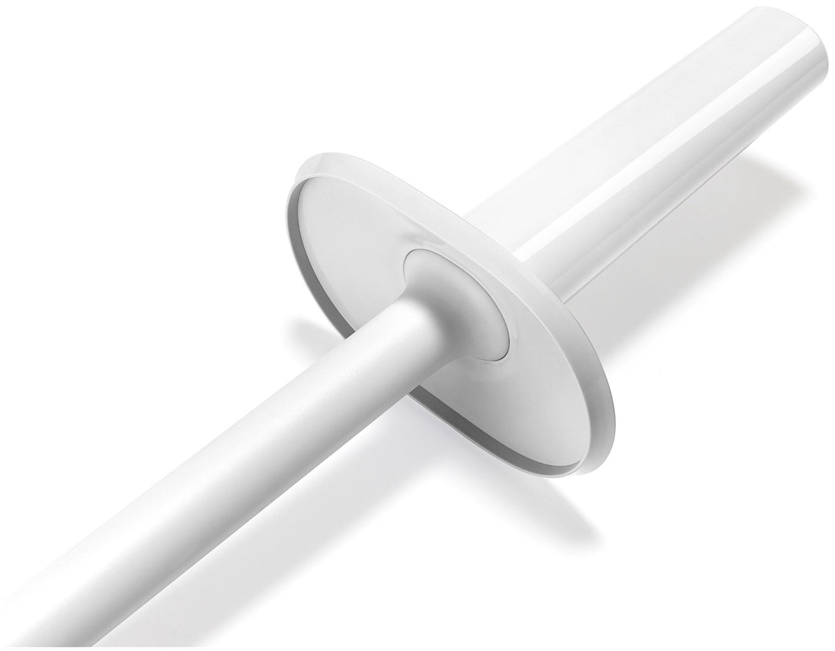 Weisse WC-Bürste Flex TriBlade von Joseph Joseph mit passendem geschlossenem Halter, schlanke Form, glänzende Oberfläche, freistehend im Badezimmer.