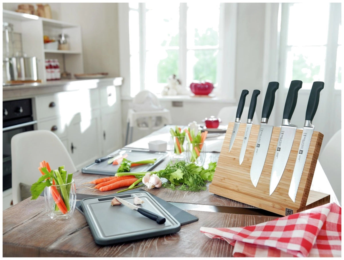 Schwarzes Zwilling Brotmesser mit 23 cm langer Wellenschliff-Klinge, ergonomischem Kunststoffgriff und ausgeprägtem Kropf, freigestellt fotografiert.