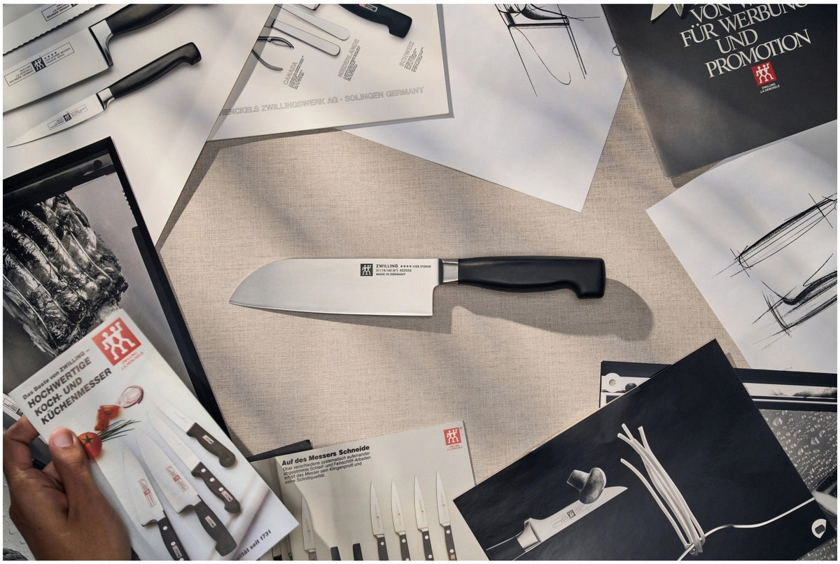 Zwilling Santoku-Messer mit 16 cm Klinge aus Sonderschmelze-Stahl und ergonomischem schwarzem Kunststoffgriff, fugenloser Übergang zur Klinge.