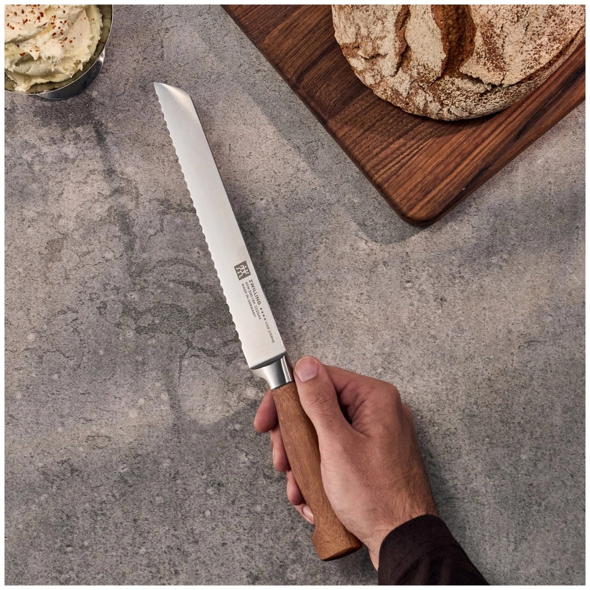 Zwilling Vier Sterne Brotmesser mit braunem Kotibé-Holzgriff und schmaler Stahlklinge, Gesamtlänge 20 Zentimeter, freigestellt fotografiert.