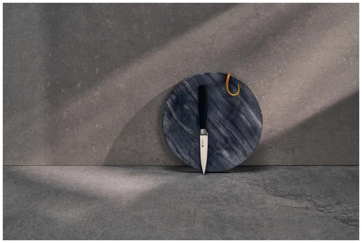 Zwilling Crave Schälmesser 10cm mit kurzer, spitzer Klinge und ergonomischem Griff, mehrfarbig, aufgenommen auf neutralem Hintergrund.