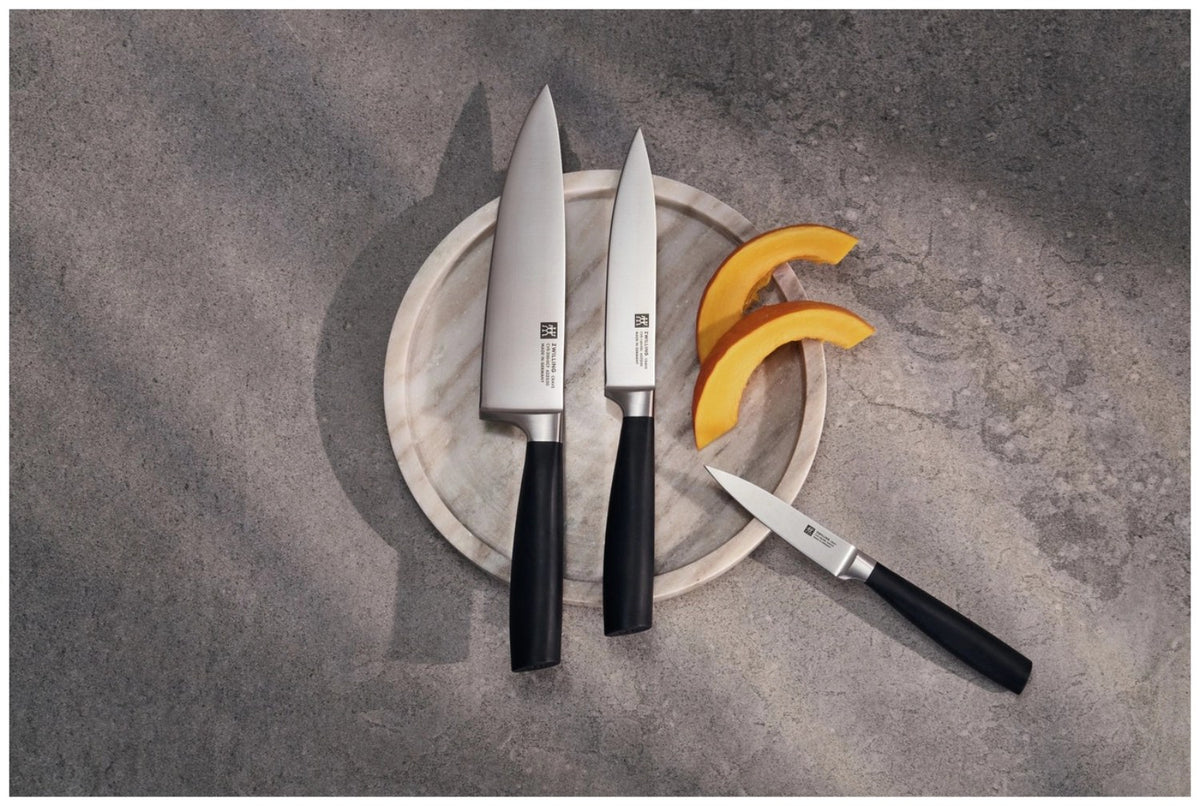 Zwilling Crave Schälmesser 10cm mit kurzer, spitzer Klinge und ergonomischem Griff, mehrfarbig, aufgenommen auf neutralem Hintergrund.