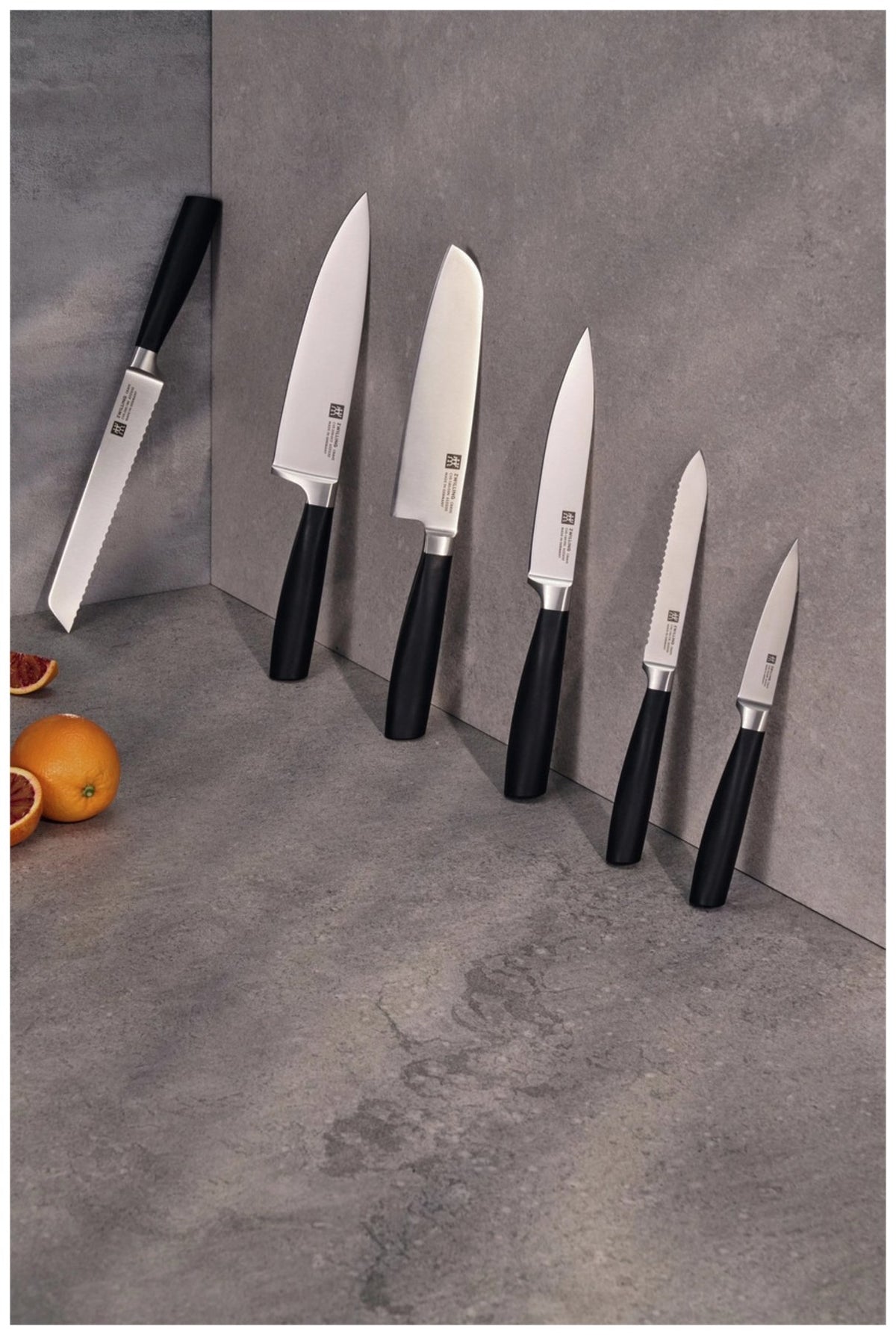 Foto des Zwilling Crave Santoku 18cm Küchenmessers mit mehrfarbigem Design, eisgehärteter Klinge und ergonomisch geformtem Griff, freigestellt auf hellem Hintergrund.