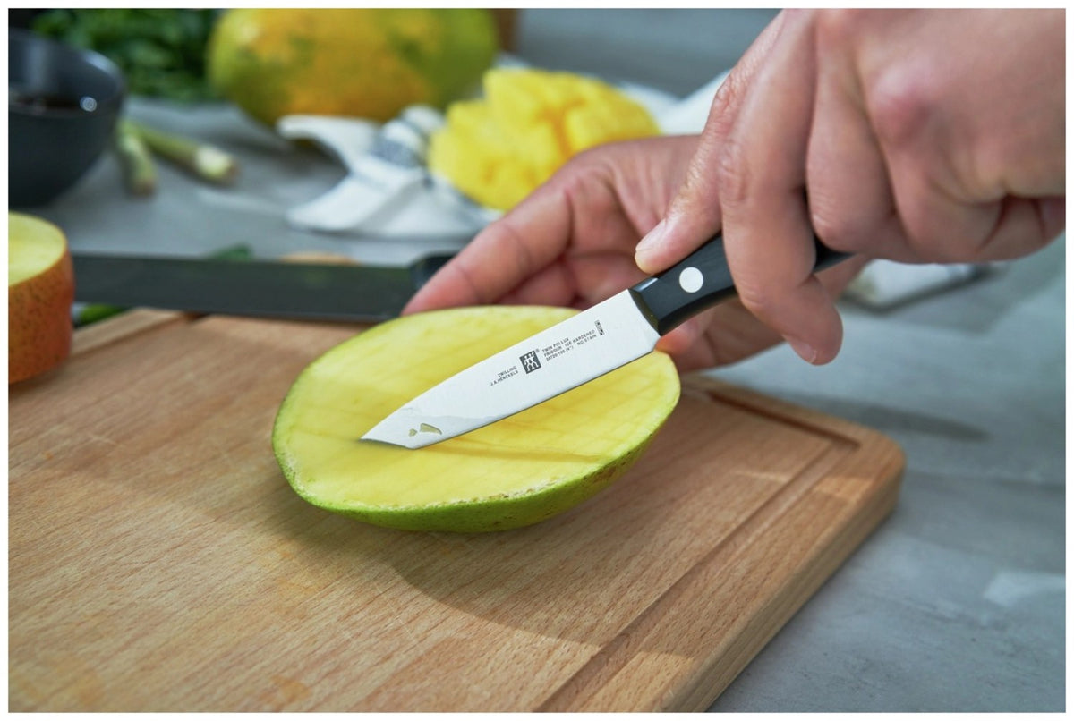 Zwilling Signature Schälmesser mit 10 cm Klinge aus Edelstahl, Griff im Drei-Nieten-Design, mehrfarbige Ausführung, freigestellt fotografiert.