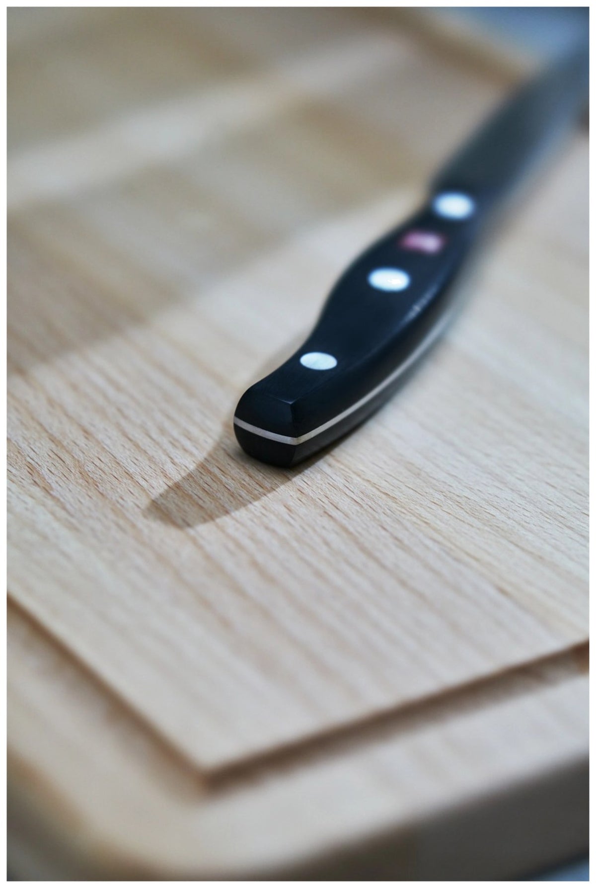 Zwilling Signature Schälmesser mit 10 cm Klinge aus Edelstahl, Griff im Drei-Nieten-Design, mehrfarbige Ausführung, freigestellt fotografiert.